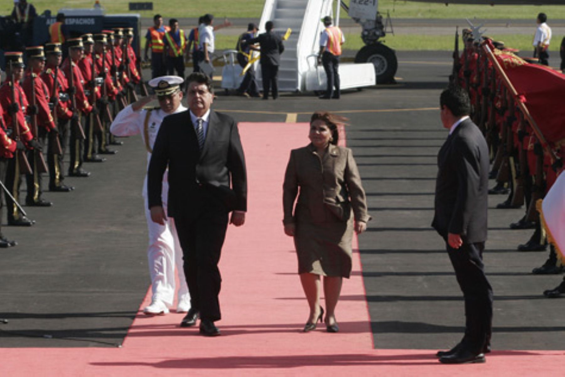 El Presidente del Perú, Alan Garcia, llega a San Salvador para participar en la XVIII Cumbre Iberoamericana de Jefes de Estado y de Gobierno. Foto: ANDINA/ Presidencia El Salvador