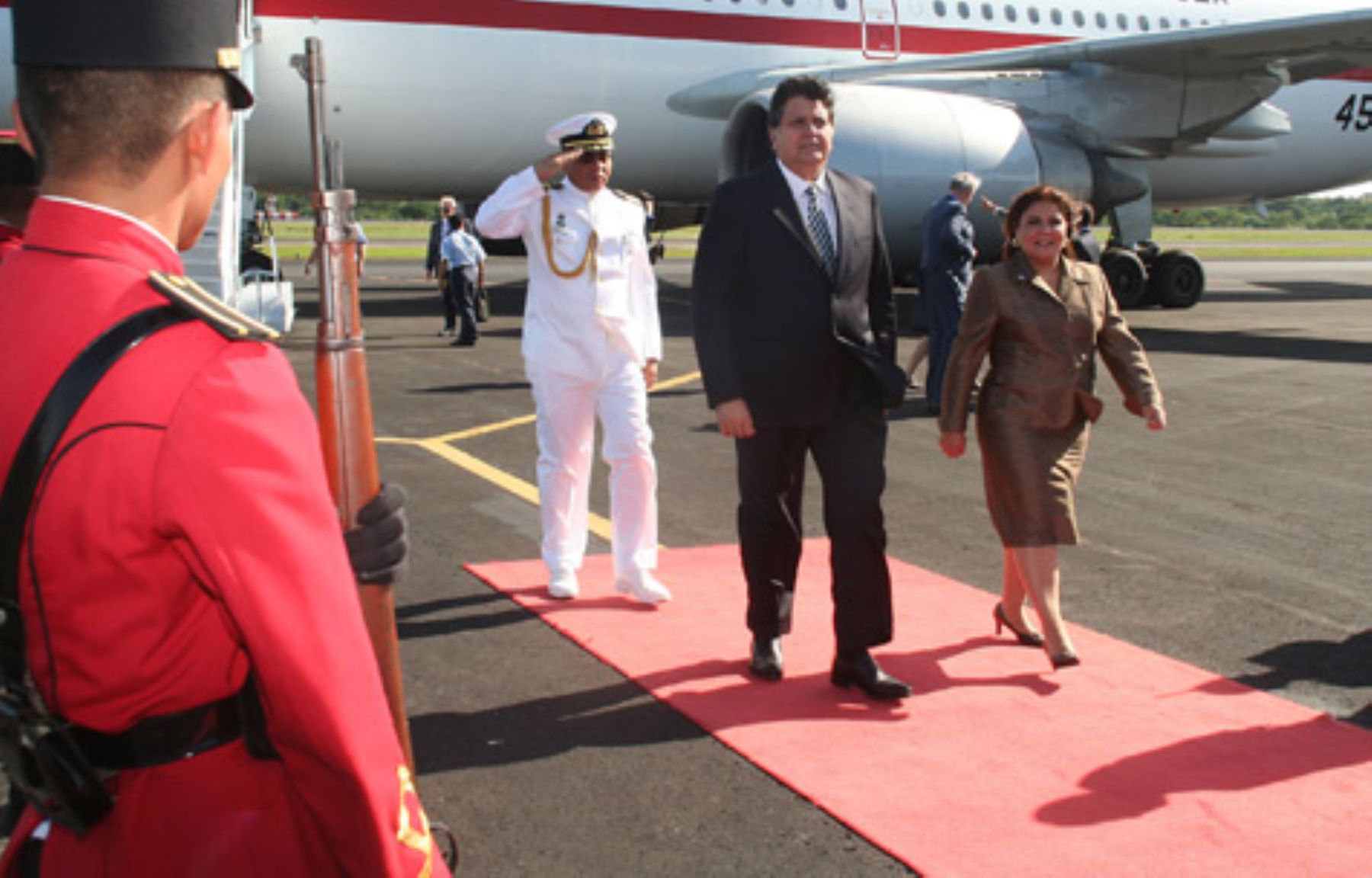 El Presidente del Perú, Alan Garcia, llega a San Salvador para participar en la XVIII Cumbre Iberoamericana de Jefes de Estado y de Gobierno. Foto: ANDINA/ Presidencia El Salvador
