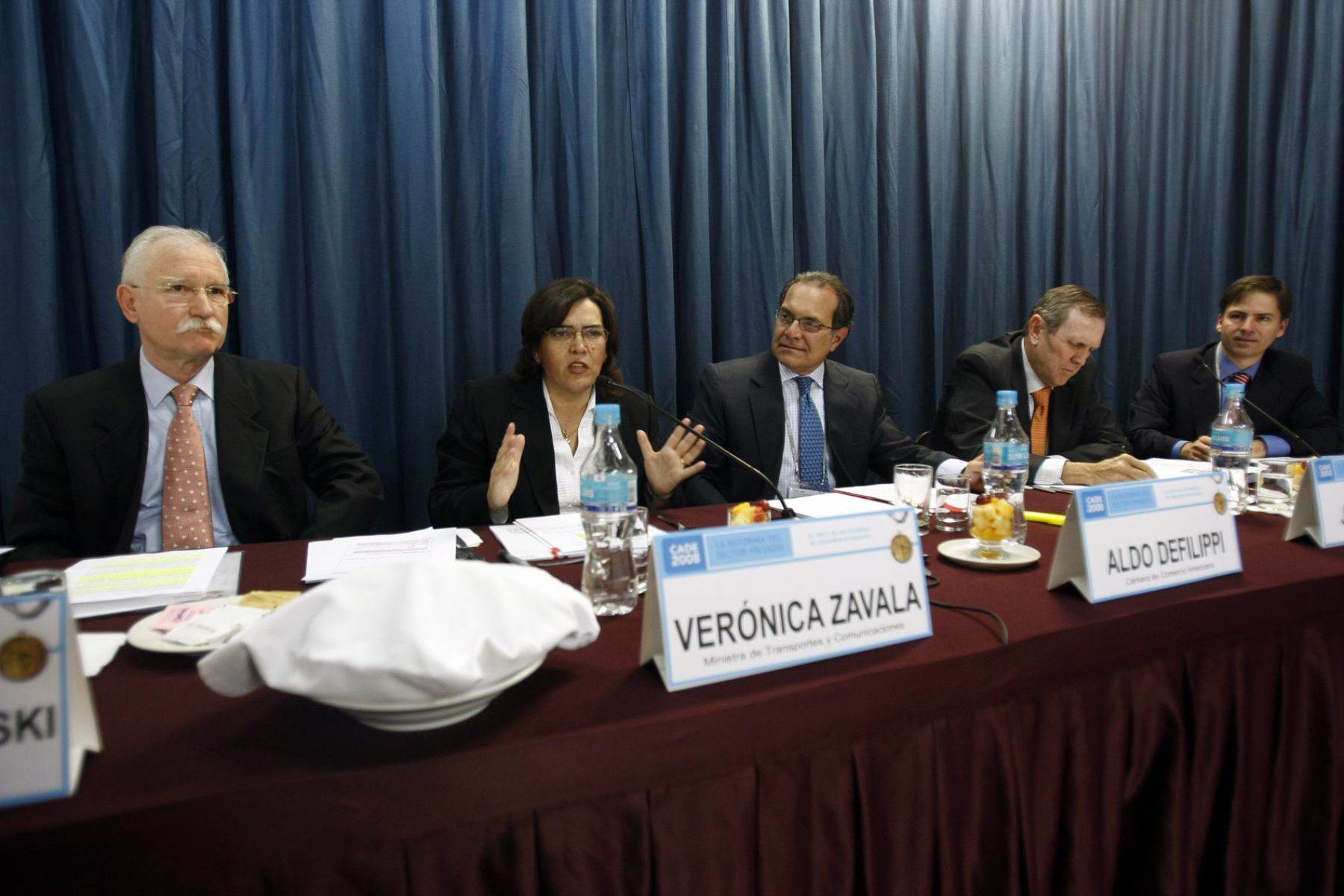 La Ministra Verónica Zavala expone en la mesa de debate: Conectividad, Infraestructura y Competitividad.

Foto:ANDINA / Juan Carlos Guzmán Negrini.