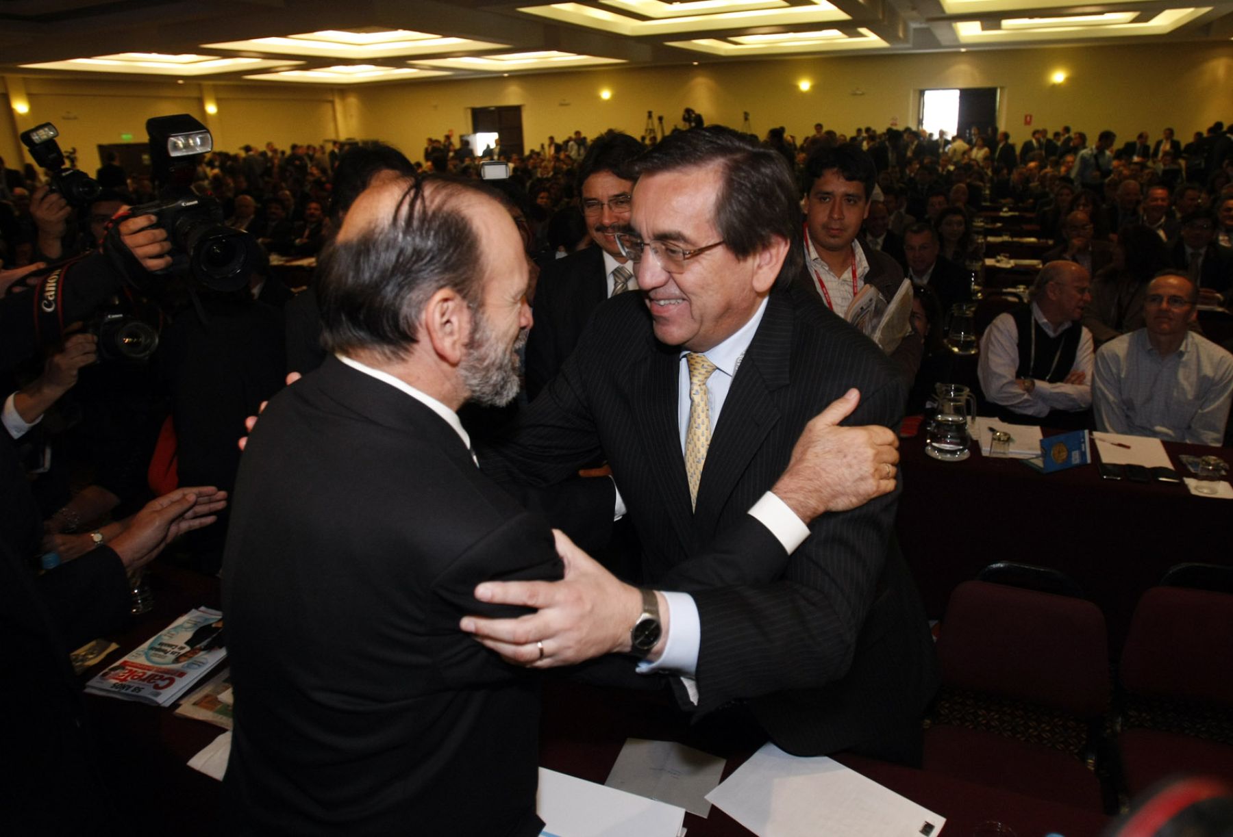 El presidente del Consejo de Ministros, Yehude Simon, y el ex Premier, Jorge del Castillo, se saludan efusivamente durante la 46ª Conferencia Anual de Ejecutivos (CADE 2008). 


Foto: ANDINA / Juan Carlos Guzmán Negrini.