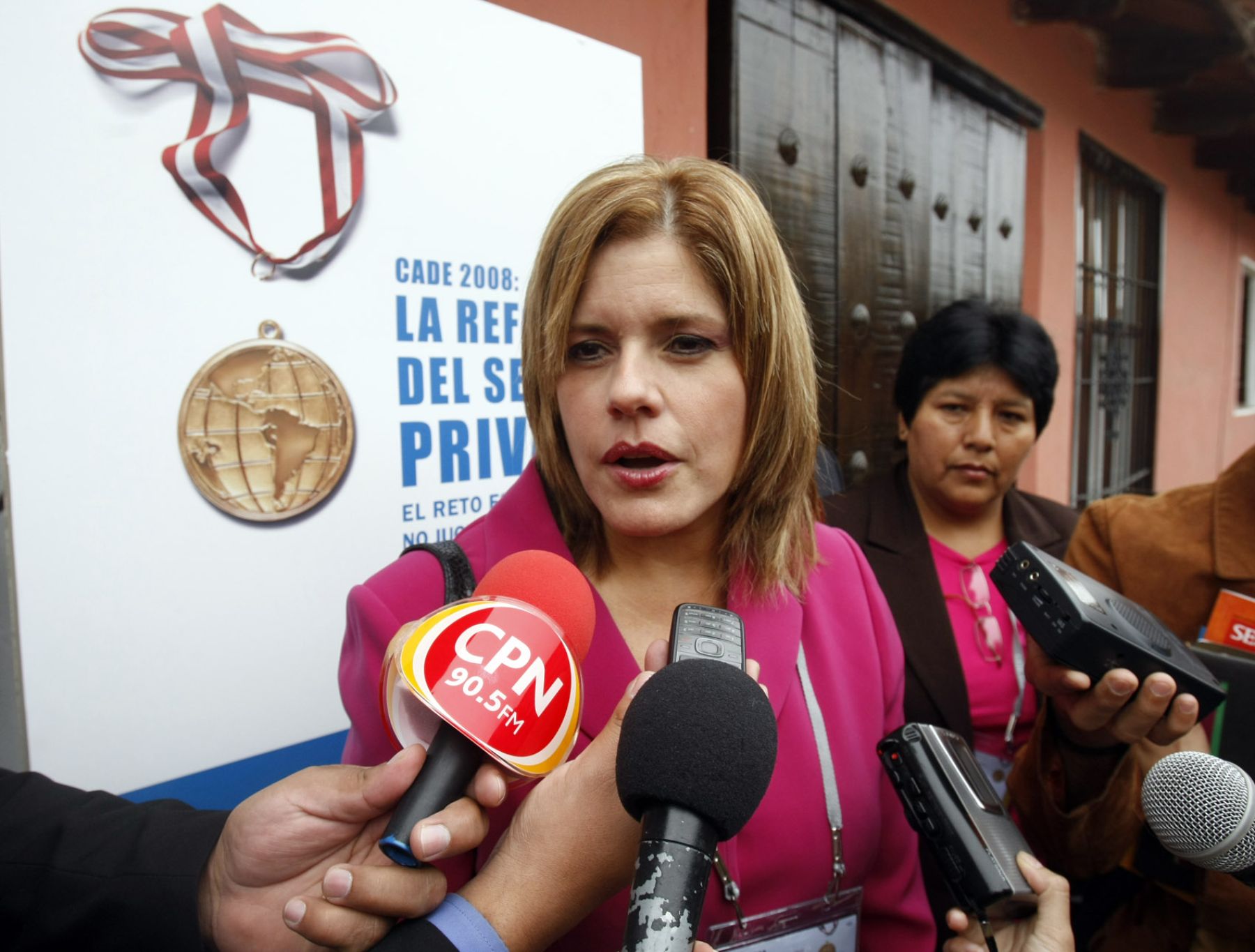 La Ministra de Turismo y Comercio Exterior, Mercédes Aráoz, declarando a la prensa.
Foto:ANDINA / Juan Carlos Guzmán Negrini.