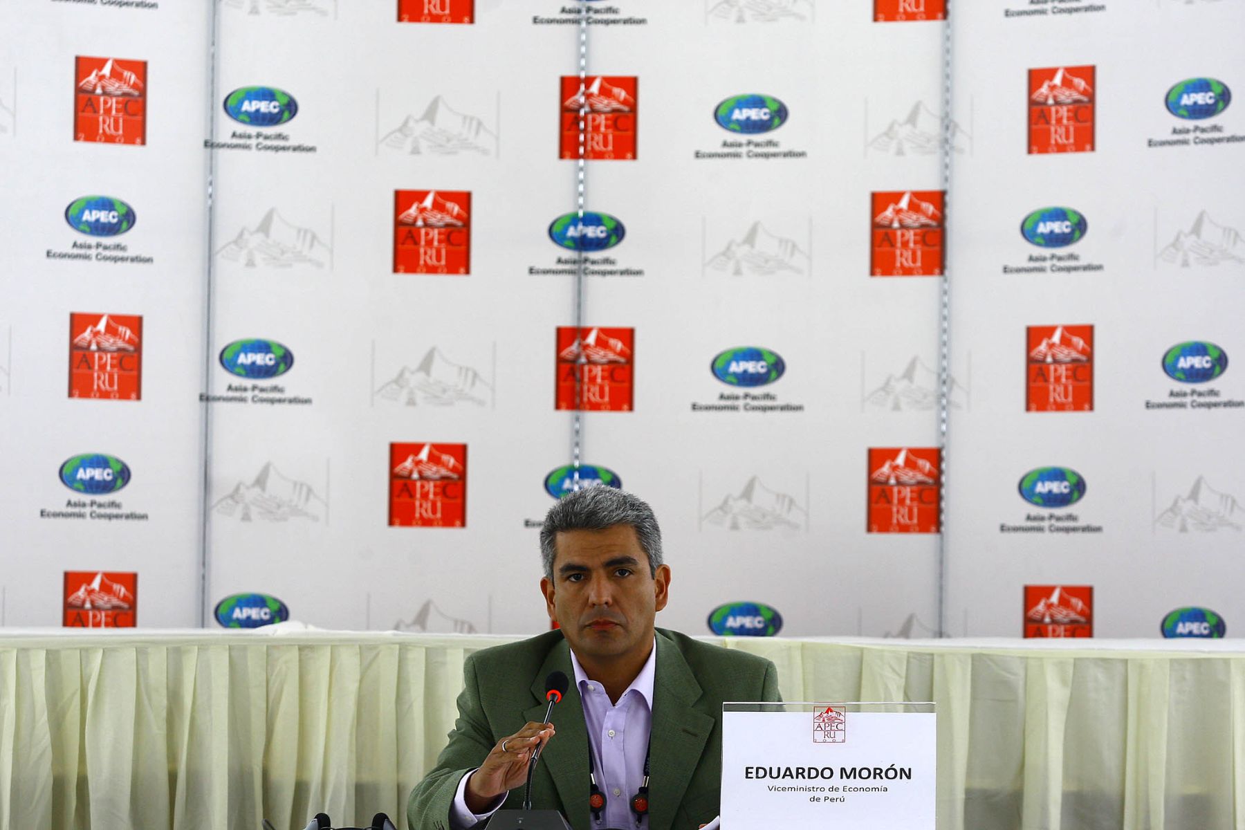 Declaraciones del Viceministro de Economía, Eduardo Morón, en la sala de conferencias de la 15ª Reunión de Ministros de Finanzas de APEC que se realiza en la ciudad de Trujillo. Foto. ANDINA / Alberto Orbegoso