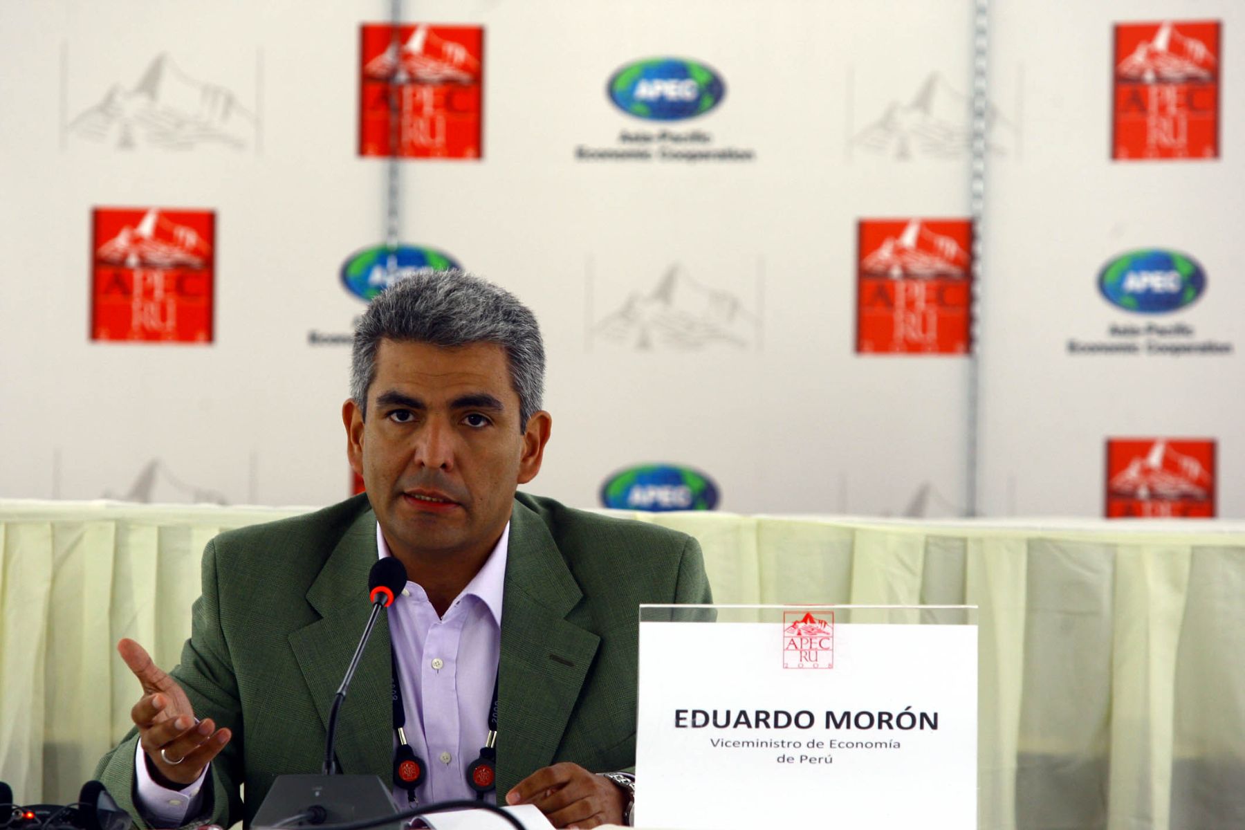 Declaraciones del Viceministro de Economía, Eduardo Morón, en la sala de conferencias de la 15ª Reunión de Ministros de Finanzas de APEC que se realiza en la ciudad de Trujillo. Foto. ANDINA / Alberto Orbegoso