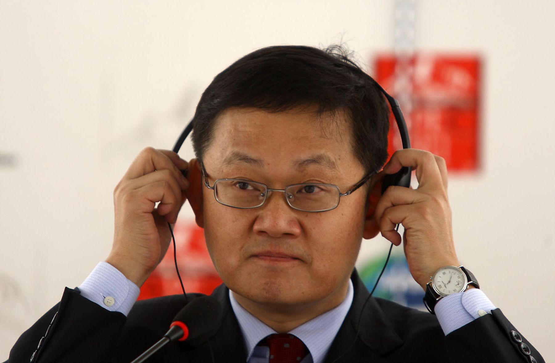 Declaraciones a la prensa del Jefe de la Oficina de la Integración de la Economía del Banco de Desarrollo de Asia, Jong Wha Lee, en la 15ª Reunión de Ministros de Finanzas de APEC que se realiza en la ciudad de Trujillo. Foto. ANDINA / Alberto Orbegoso