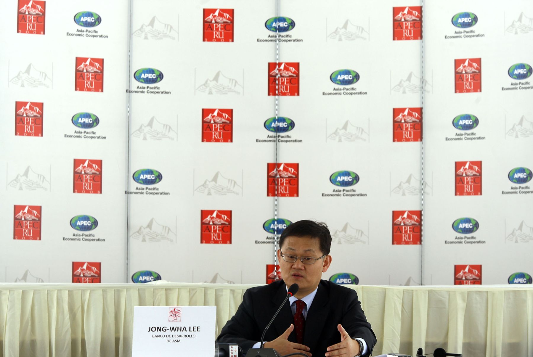 Declaraciones a la prensa del Jefe de la Oficina de Integración de Economía del Banco de Desarrollo de Asia, Jong Wha Lee. en la ciudad de Trujillo. Foto. ANDINA / Alberto Orbegoso