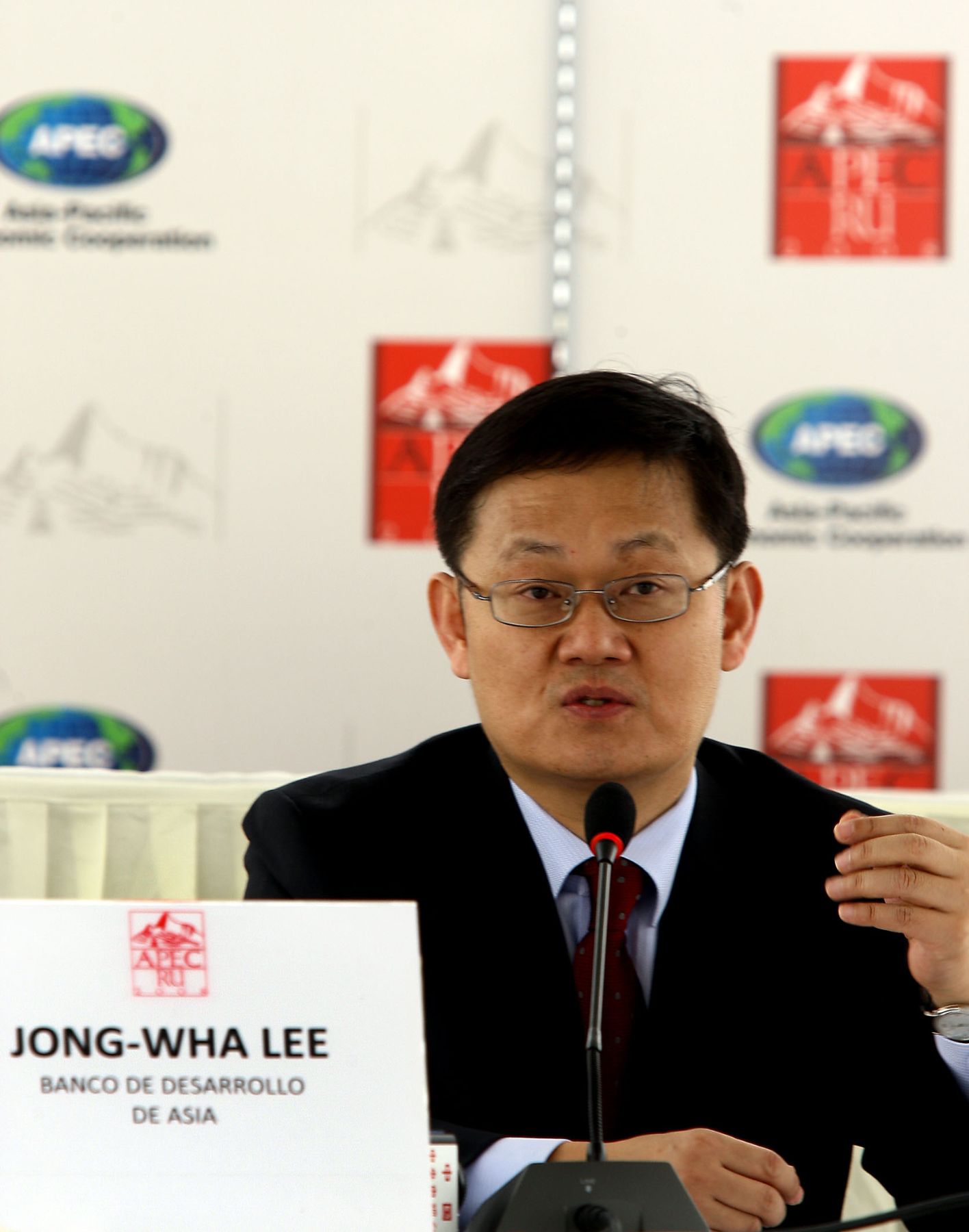 Declaraciones a la prensa del Jefe de la Oficina de la Integración de la Economía del Banco de Desarrollo de Asia, Jong Wha Lee, en la 15ª Reunión de Ministros de Finanzas de APEC que se realiza en la ciudad de Trujillo. Foto. ANDINA / Alberto Orbegoso