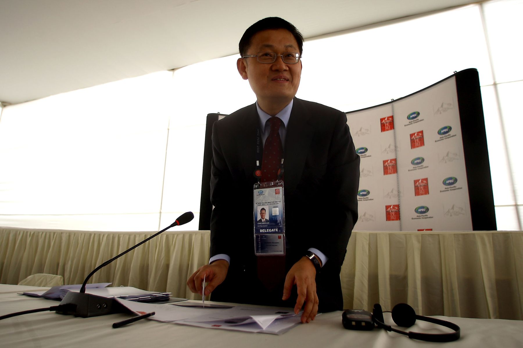 Declaraciones a la prensa del Jefe de la Oficina de Integración de la Economía del Banco de Desarrollo de Asia, Jong Wha Lee, en la 15ª Reunión de Ministros de Finanzas de APEC que se realiza en la ciudad de Trujillo. Foto. ANDINA / Alberto Orbegoso