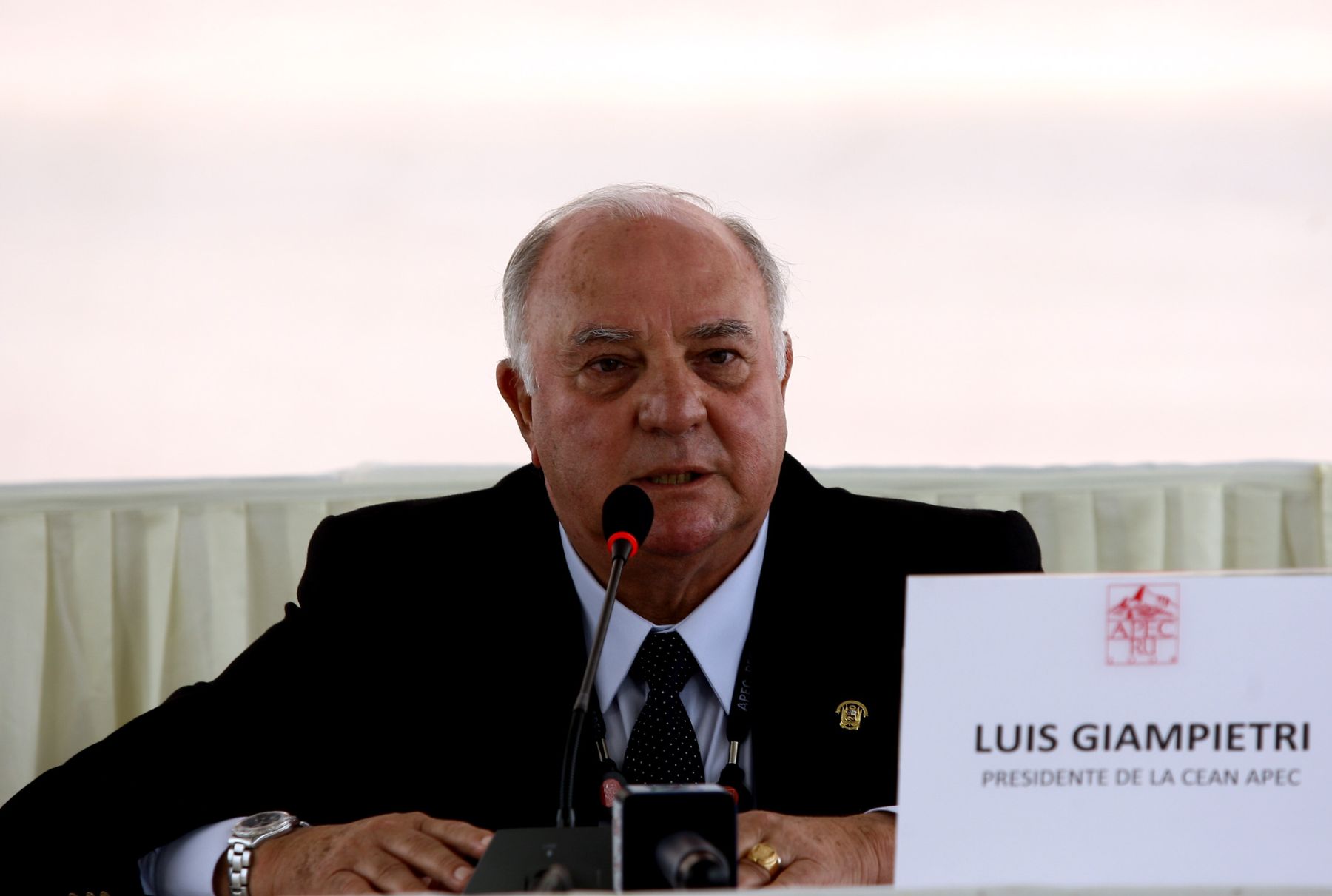 Conferencia de prensa del Almirante Luis Giampietri, Presidente de la Comisión Extraordinaria de Alto Nivel de APEC, en la 15ª Reunión Ministerial de Finanzas de APEC en la ciudad Trujillo. Foto: ANDINA / Alberto Orbegoso.