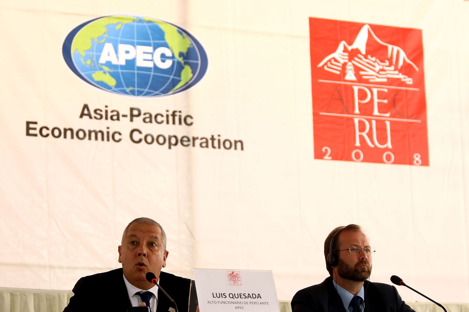 Conferencia de Prensa de Luis Quesada, Alto Funcionario del Perú ante APEC en la 15ª Reunión Ministerial de Finanzas de APEC en la ciudad Trujillo. Foto: ANDINA / Alberto Orbegoso