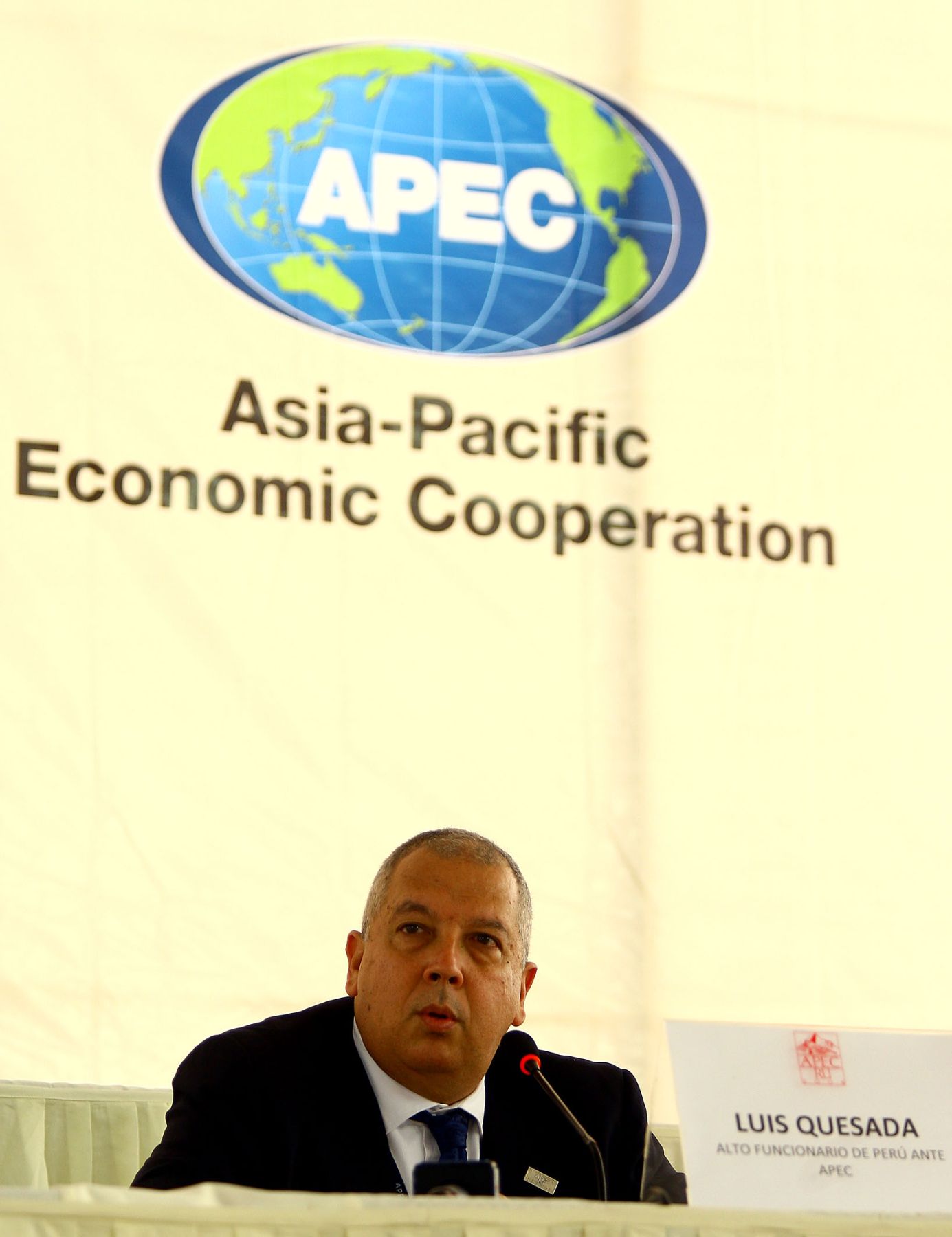 Conferencia de Prensa de Luis Quesada, Alto Funcionario del Perú ante APEC en la 15ª Reunión Ministerial de Finanzas de APEC en la ciudad Trujillo. Foto: ANDINA / Alberto Orbegoso
