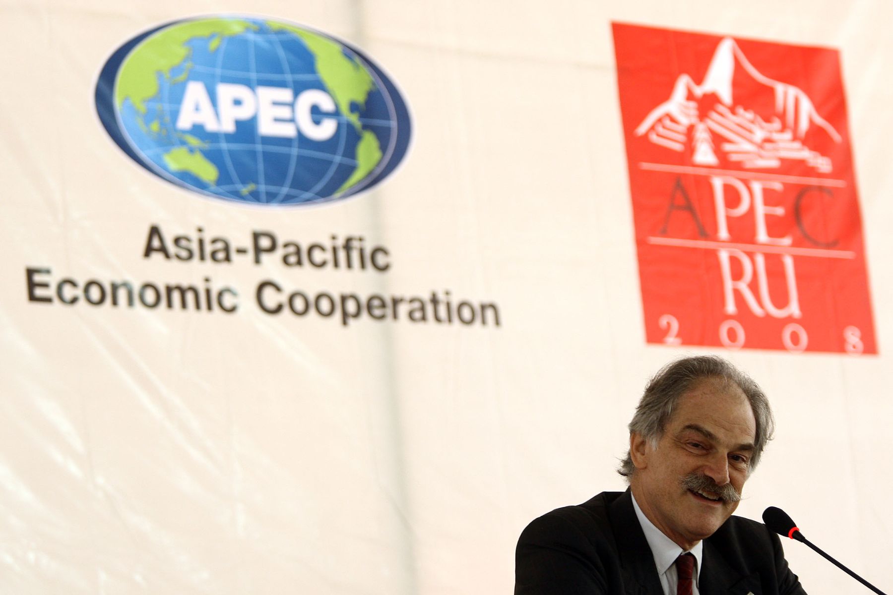 Conferencia de prensa de John Lipsky, Primer Subdirector Gerente del Fondo Monetario Internacional en la 15ª Reunión Ministerial de Finanzas de APEC en la ciudad Trujillo. Foto: ANDINA / Alberto Orbegoso