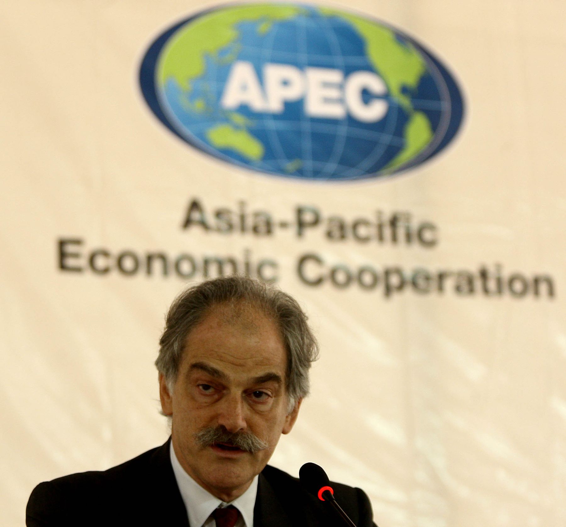 Conferencia de prensa de John Lipsky, Primer Subdirector Gerente del Fondo Monetario Internacional en la 15ª Reunión Ministerial de Finanzas de APEC en la ciudad Trujillo. Foto: ANDINA / Alberto Orbegoso