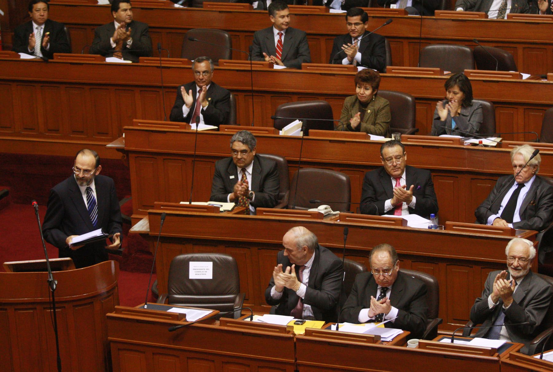 El Presidente del Consejo de Ministros Yehude Simon, culmina su exposición en el pleno del Congreso. Foto: ANDINA/Carlos Lezama
