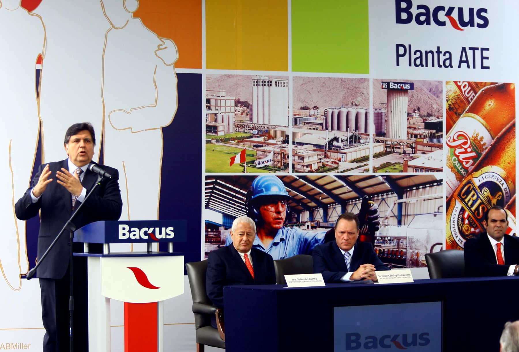 El Presidente de la Repùblica, Alan Garcìa Pèrez, en la ceremonia de presentación de la nuevas inversiones realizadas en la planta cervecera de  Backus y Johnston en Ate. Foto: ANDINA / Alberto Orbegoso