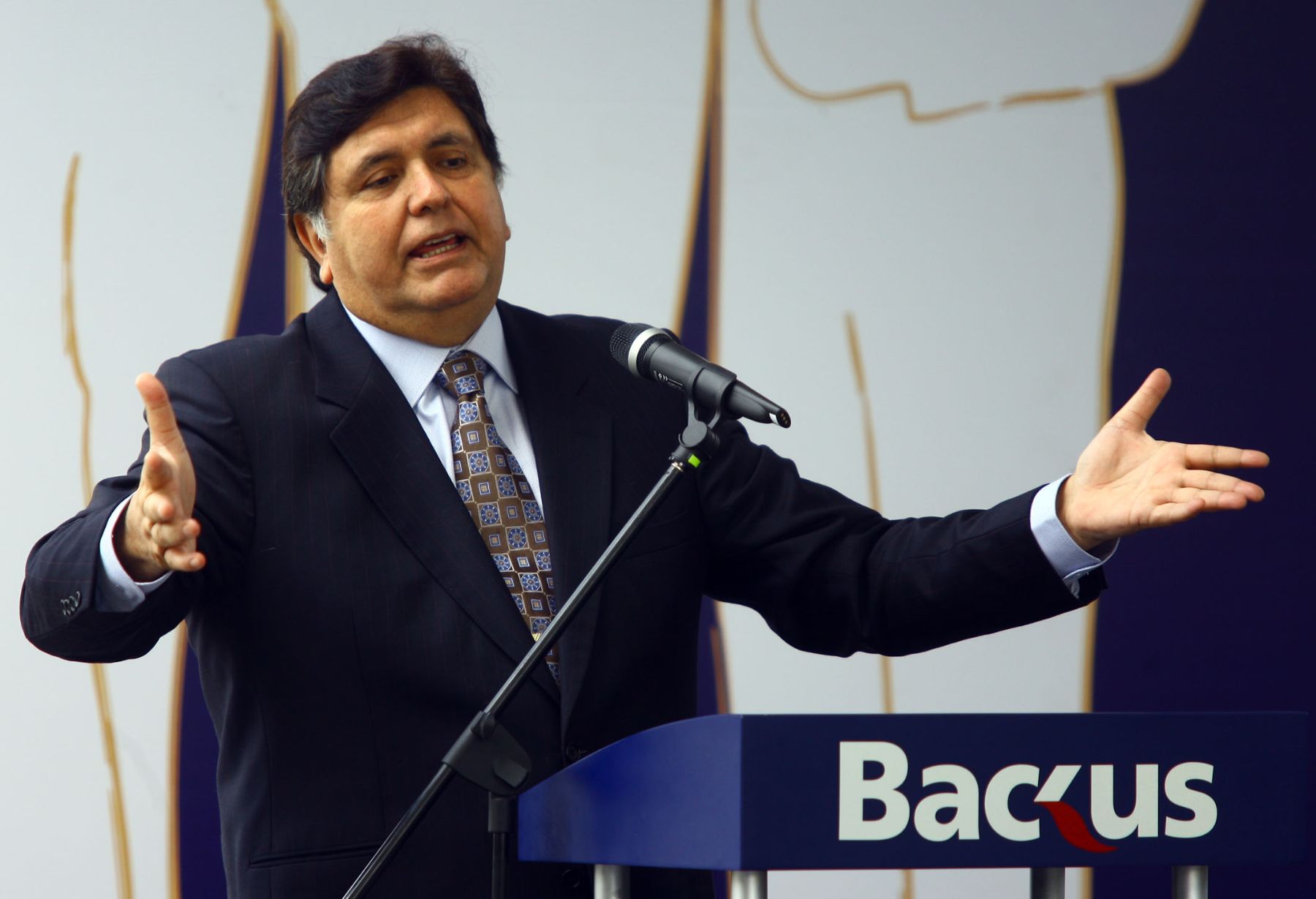 El Presidente de la Repùblica, Alan Garcìa Pèrez, en la ceremonia de presentación de la nuevas inversiones realizadas en la planta cervecera de  Backus y Johnston en Ate. Foto: ANDINA / Alberto Orbegoso