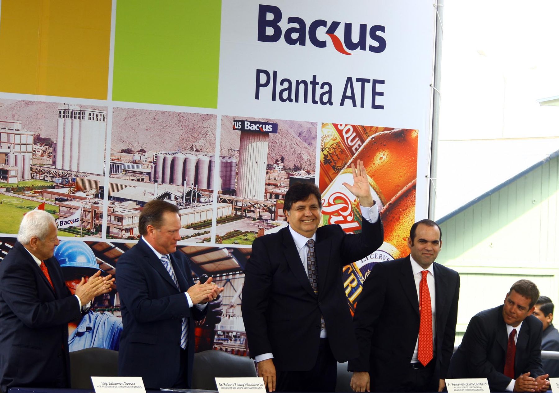 El Presidente de la Repùblica, Alan Garcìa Pèrez, en la ceremonia de presentación de la nuevas inversiones realizadas en la planta cervecera de  Backus y Johnston en  Ate. Foto: ANDINA / Alberto Orbegoso