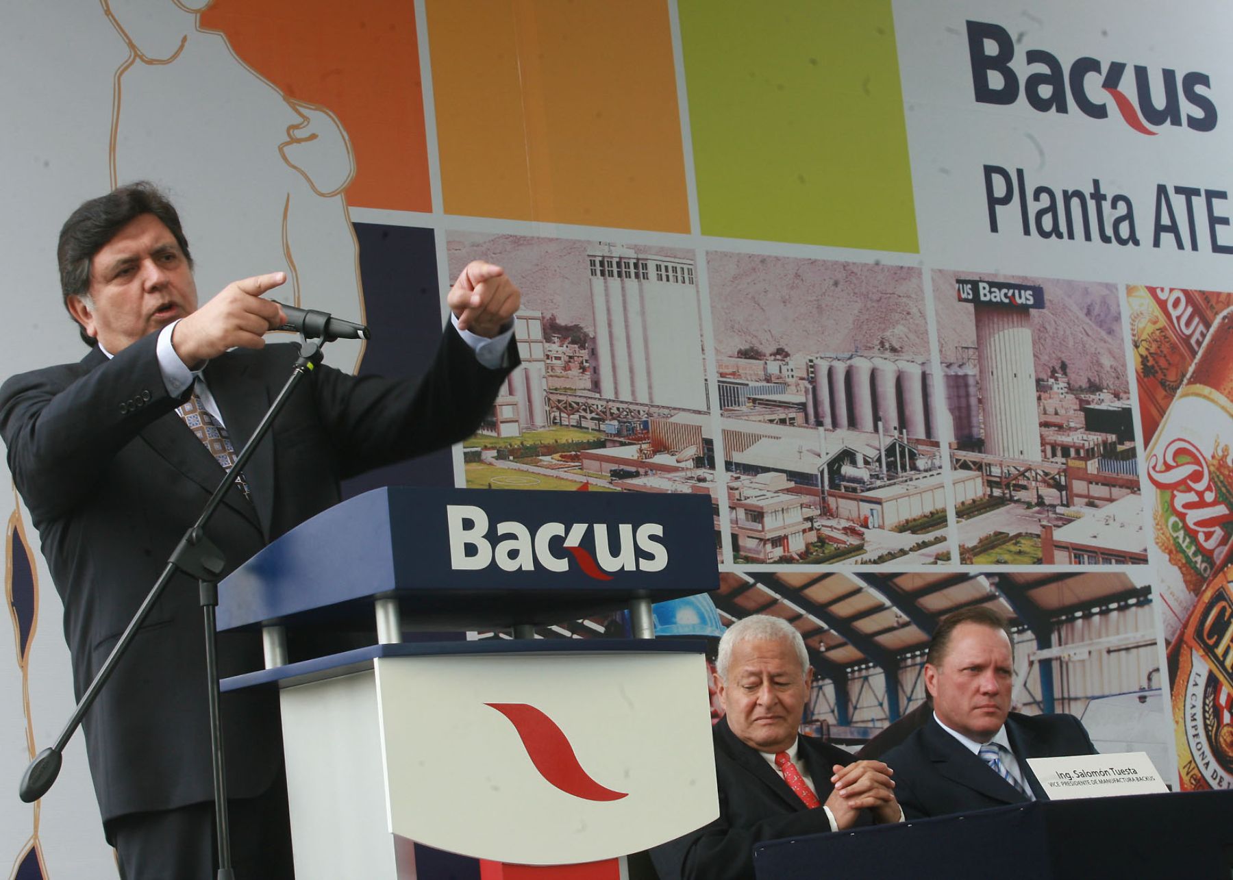 El presidente Alan García asistió esta mañana a la ceremonia de inauguración de obras de modernización y ampliación de la planta industrial del Grupo Backus.