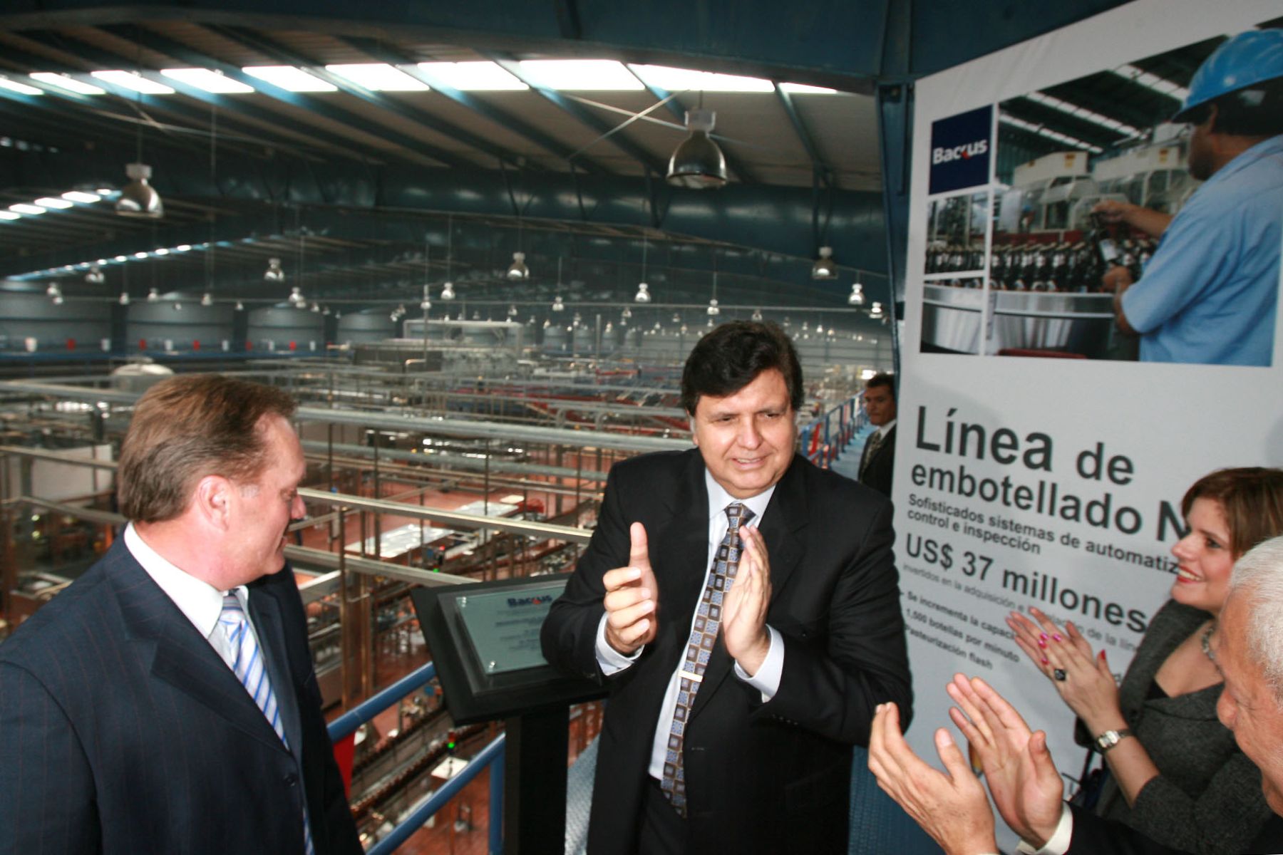 El presidente Alan García asistió esta mañana a la ceremonia de inauguración de obras de modernización y ampliación de la planta industrial del Grupo Backus.
