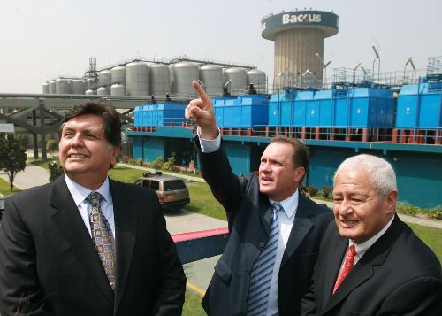 El presidente Alan García asistió esta mañana a la ceremonia de inauguración de obras de modernización y ampliación de la planta industrial del Grupo Backus.