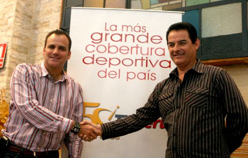 Mauricio Cortéz  y Omar Ruiz de Somocurcio en el 8vo. aniversario de Planeta Deporte. Foto : ANDINA/ Jorge Paz H