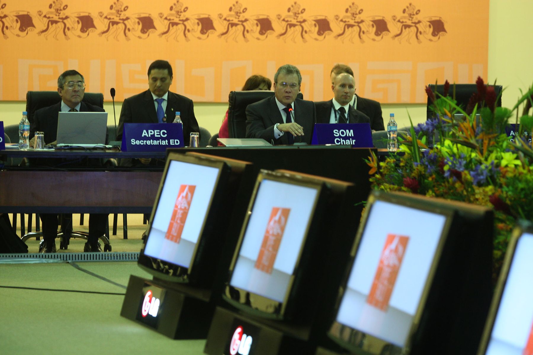 El  vicecanciller peruano, Gonzalo Gutiérrez, toma la palabra en  reunión Conclusiva de Altos Funcionarios del Foro de Cooperación Económica Asia Pacífico APEC, en el Museo de la Nación de Lima. Foto: ANDINA/ Piero Vargas.
