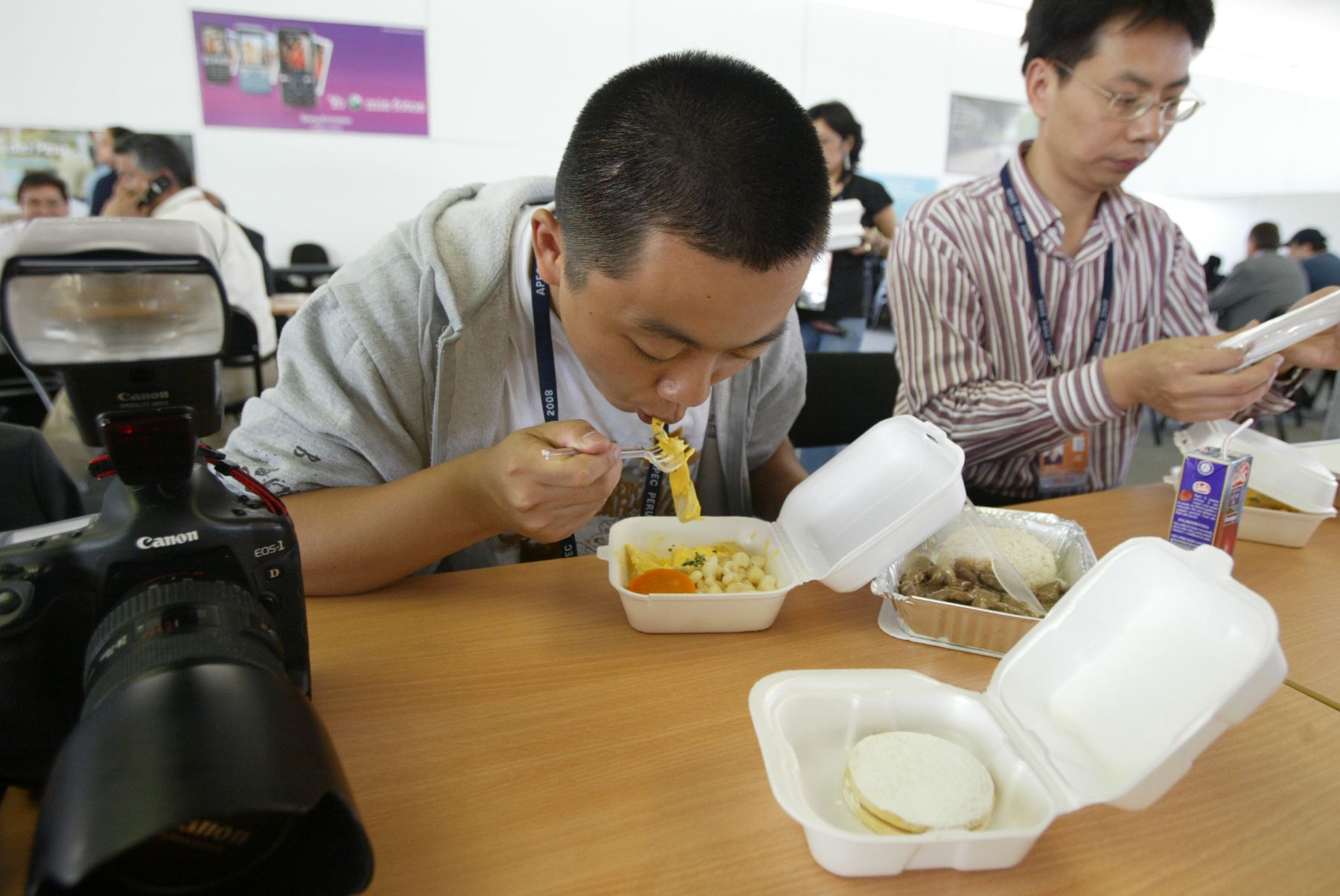 Periodista asiático que cubre la Cumbre de APEC, disfruta de la gastronomía peruana en el comedor del Centro Internacional de Prensa. Foto: ANDINA / Victor Palomino