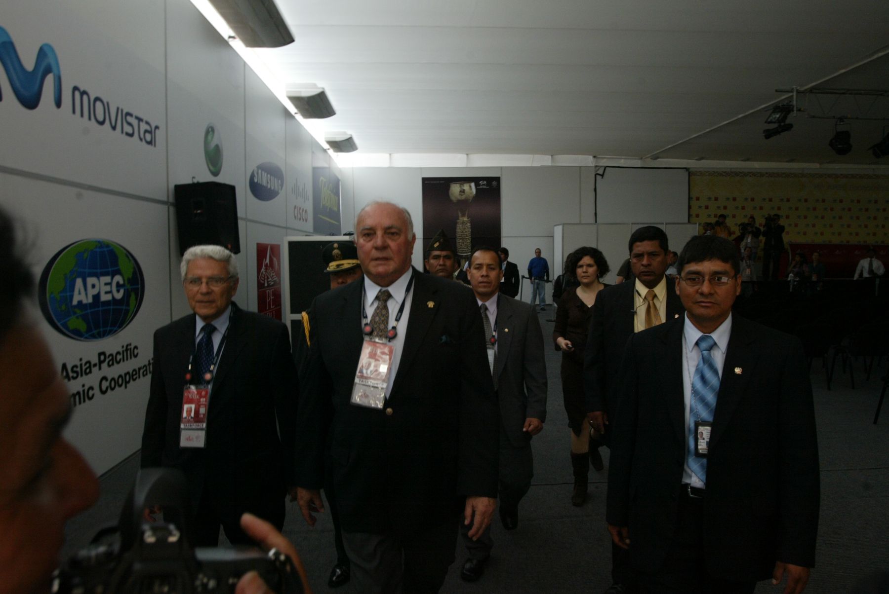 El almirante Luis Giampietri recorre el Centro Internacional de Prensa de la Cumbre APEC, en la ciudad de Lima. Foto.ANDINA/ Victor Palomino