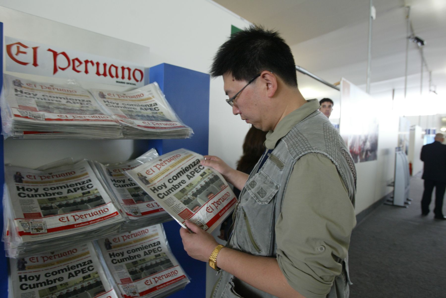 Un periodista extranjero lee un ejemplar del Diario Oficial El Peruano en el Centro Internacional de Prensa de la Cumbre APEC. Foto: ANDINA / Victor Palomino.