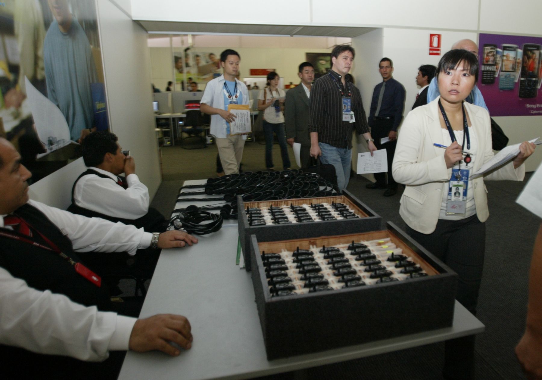 Periodistas de diversas nacionalidades llegan al Centro Internacional de Prensa de la Cumbre APEC, en la ciudad de Lima. Foto.ANDINA/ Victor Palomino