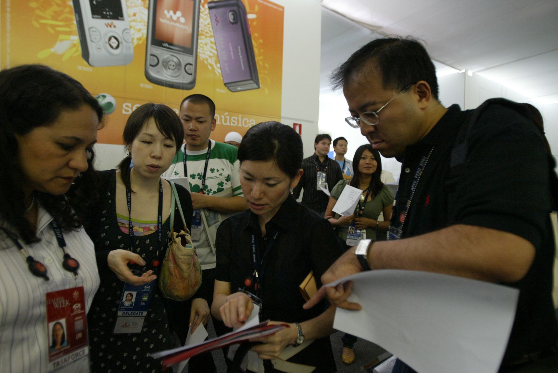Periodistas extranjeros, a su llegada al Centro Internacional de Prensa de la Cumbre APEC en la ciudad de Lima. Foto: ANDINA / Victor Palomino.