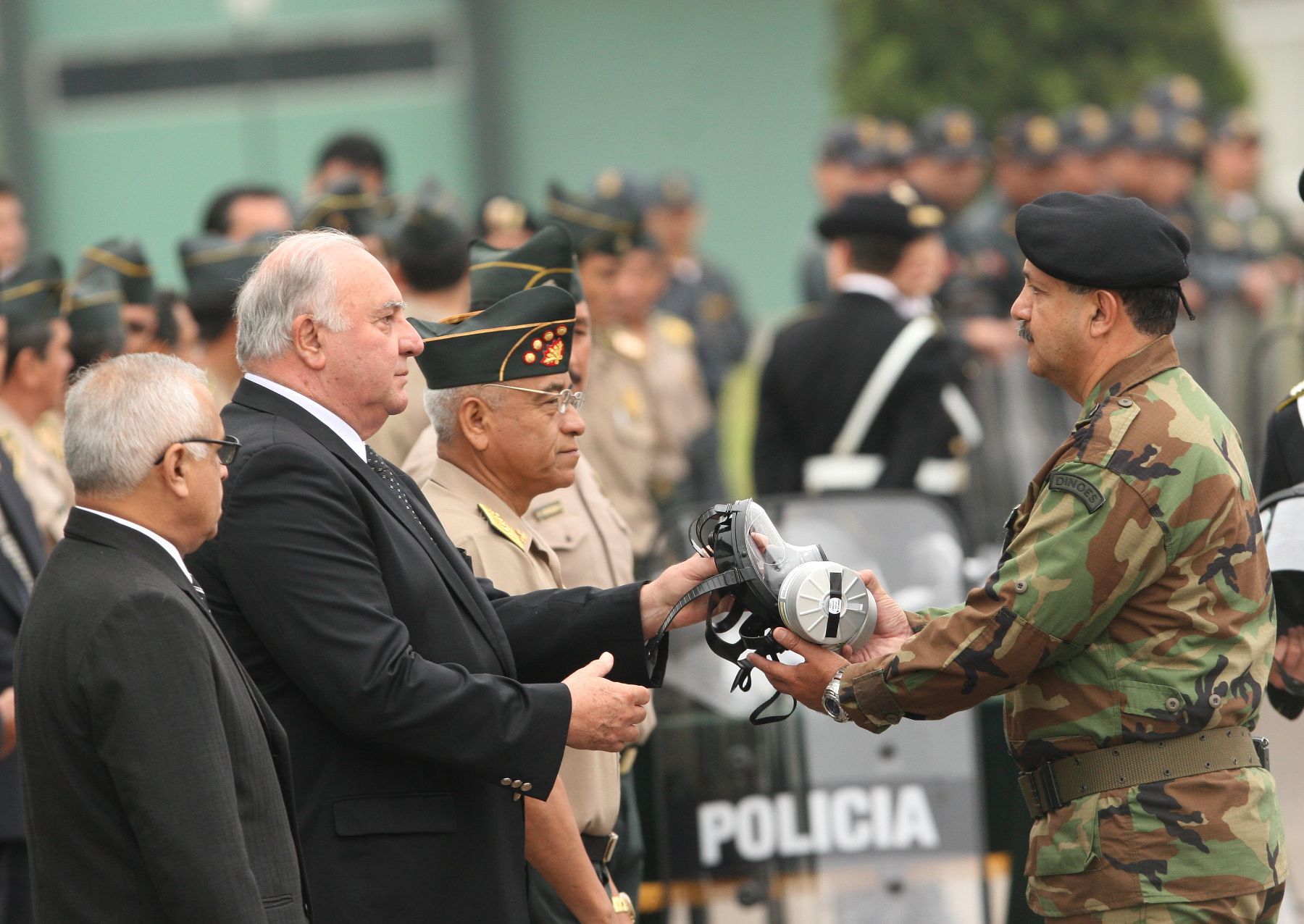 Primer vicepresidente Luis Giampietri y Ministro del Interior, Remigio Hernani, en la demostración del plan de Operación de APEC 2008 Foto. ANDINA / Norman Córdova