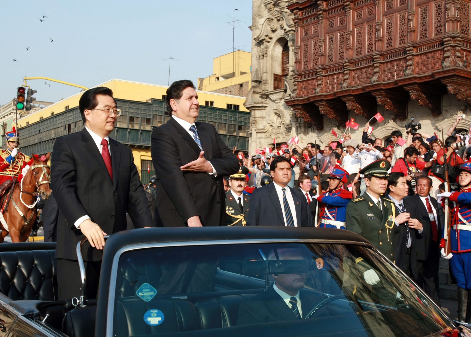 El jefe del Estado Peruano, Alan García y el presidente de la República Popular China, Hu Jintao, recorren la Plaza de Armas en auto descubierto.  Foto: Sepres.