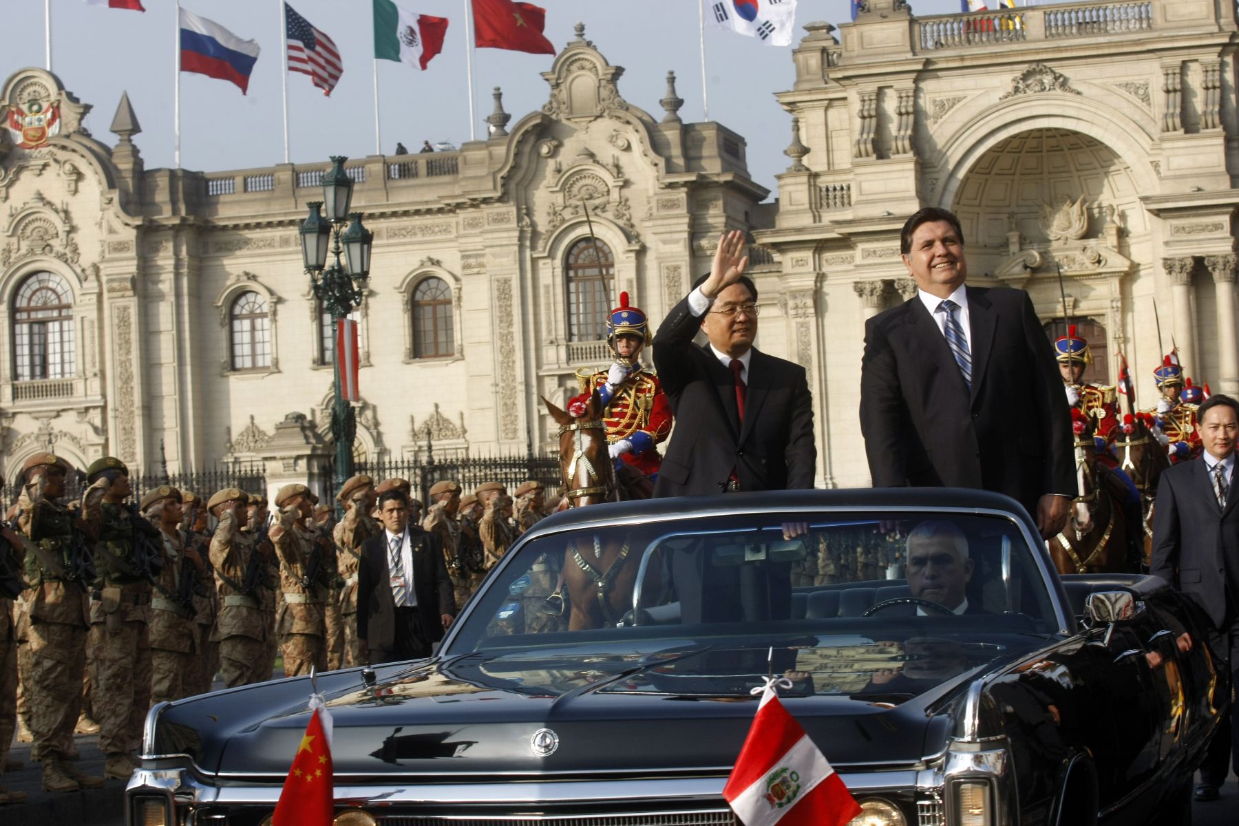 El jefe del Estado Peruano, Alan García y el presidente de la República Popular China, Hu Jintao, recorren la Plaza de Armas en auto descubierto. Foto: ANDINA / Juan Carlos Guzmán Negrini.