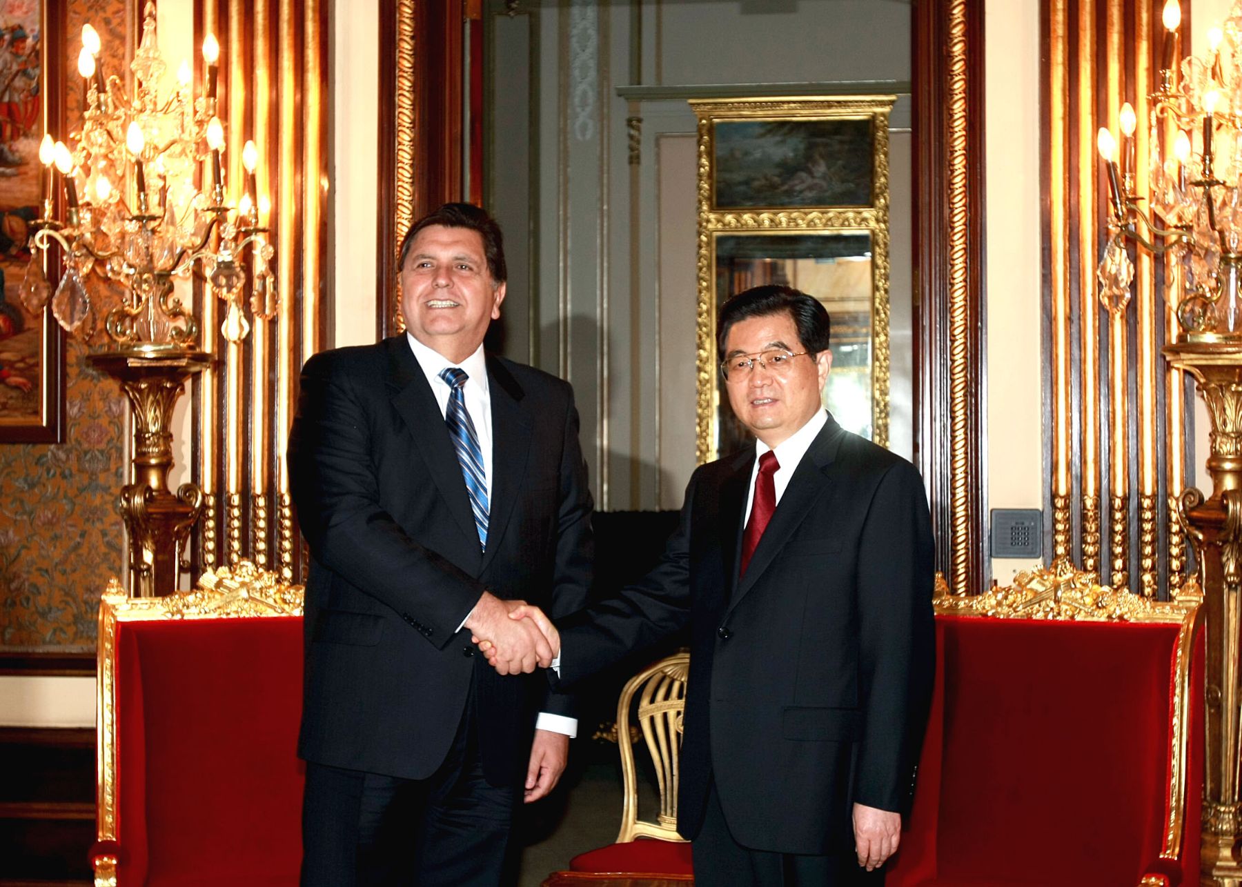 El presidente Alan García junto a su homólogo de China, Hu Jintau, en el Salón Dorado de palacio de Gobierno. Foto: ANDINA/ Carlos Lezama.