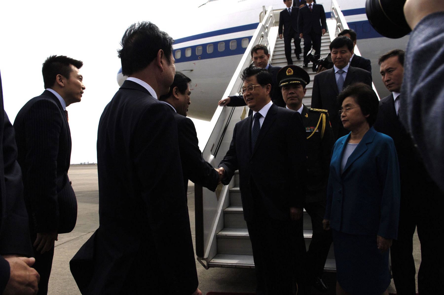 El presidente de la República Popular China, Hu Jintao, llega al Grupo Aéreo Nª 8 del Callao. Foto: ANDINA/Omar Terrones.