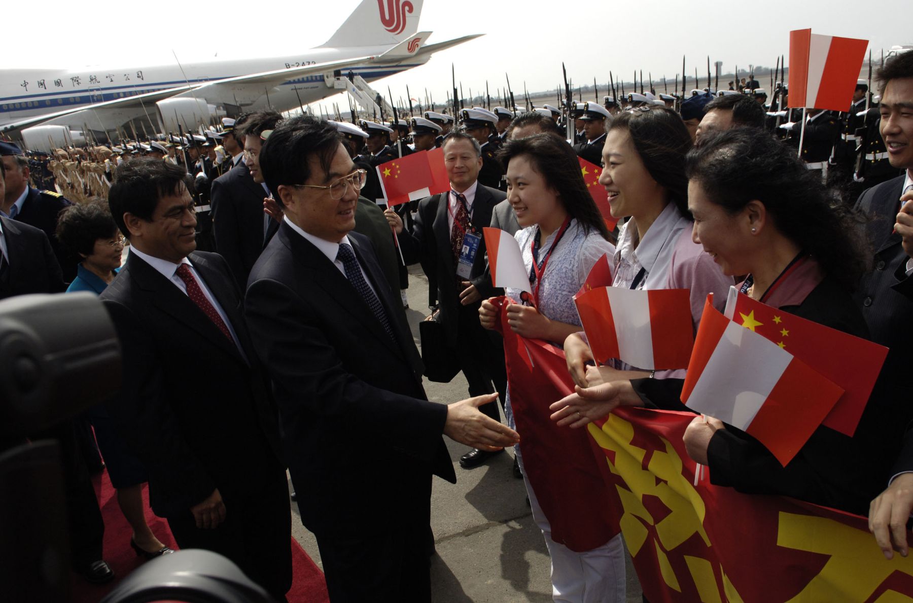 El presidente de la República Popular China, Hu Jintao, arribó esta tarde al Grupo Aereo Nº 8. Foto: ANDINA/Omar Terrones.