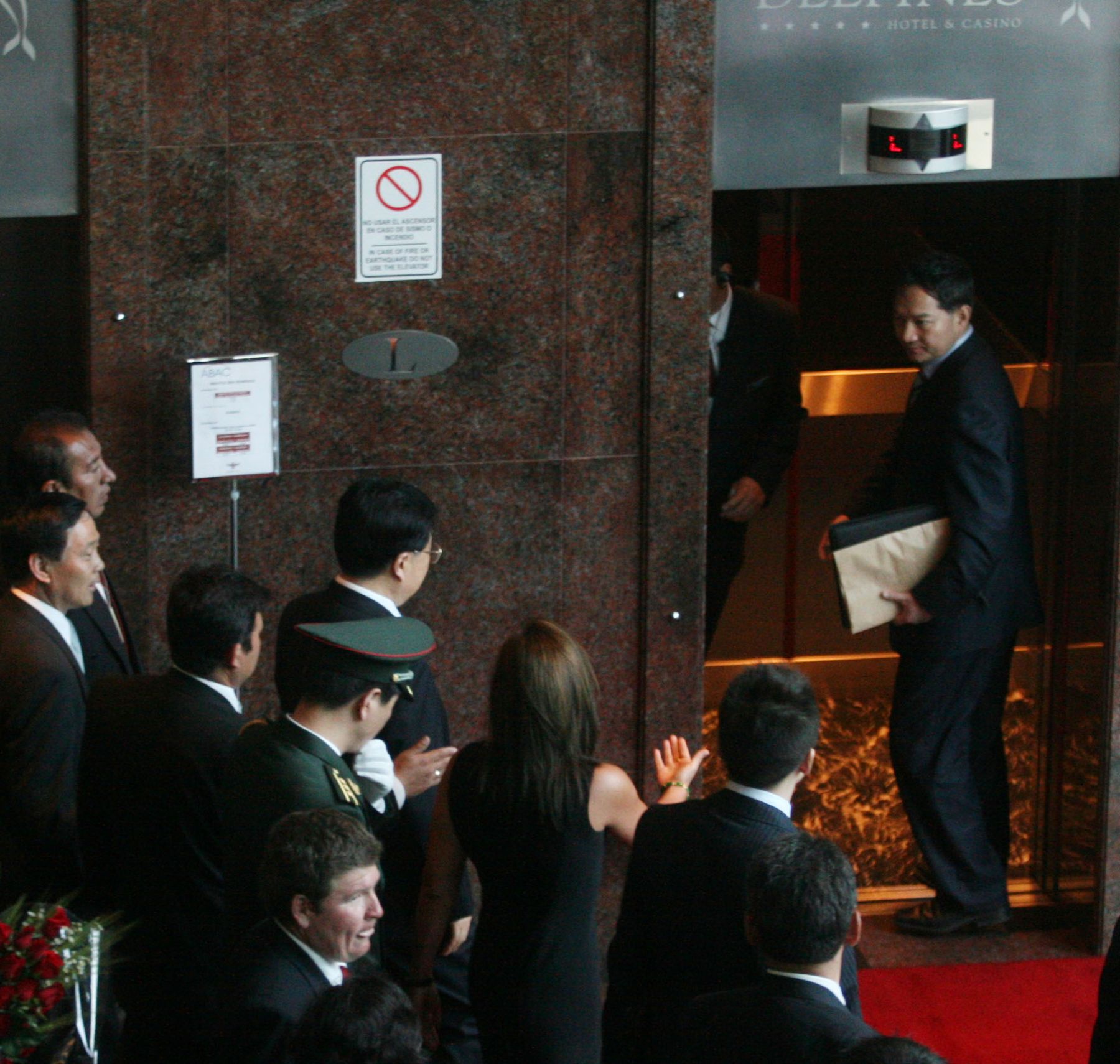 El presidente de la República Popular China, Hu Jintao, arriba esta tarde a su alojamiento en el Hotel Los Delfines, en el distrito limeño de San Isidro. Foto: ANDINA/ Vidal Tarqui.
