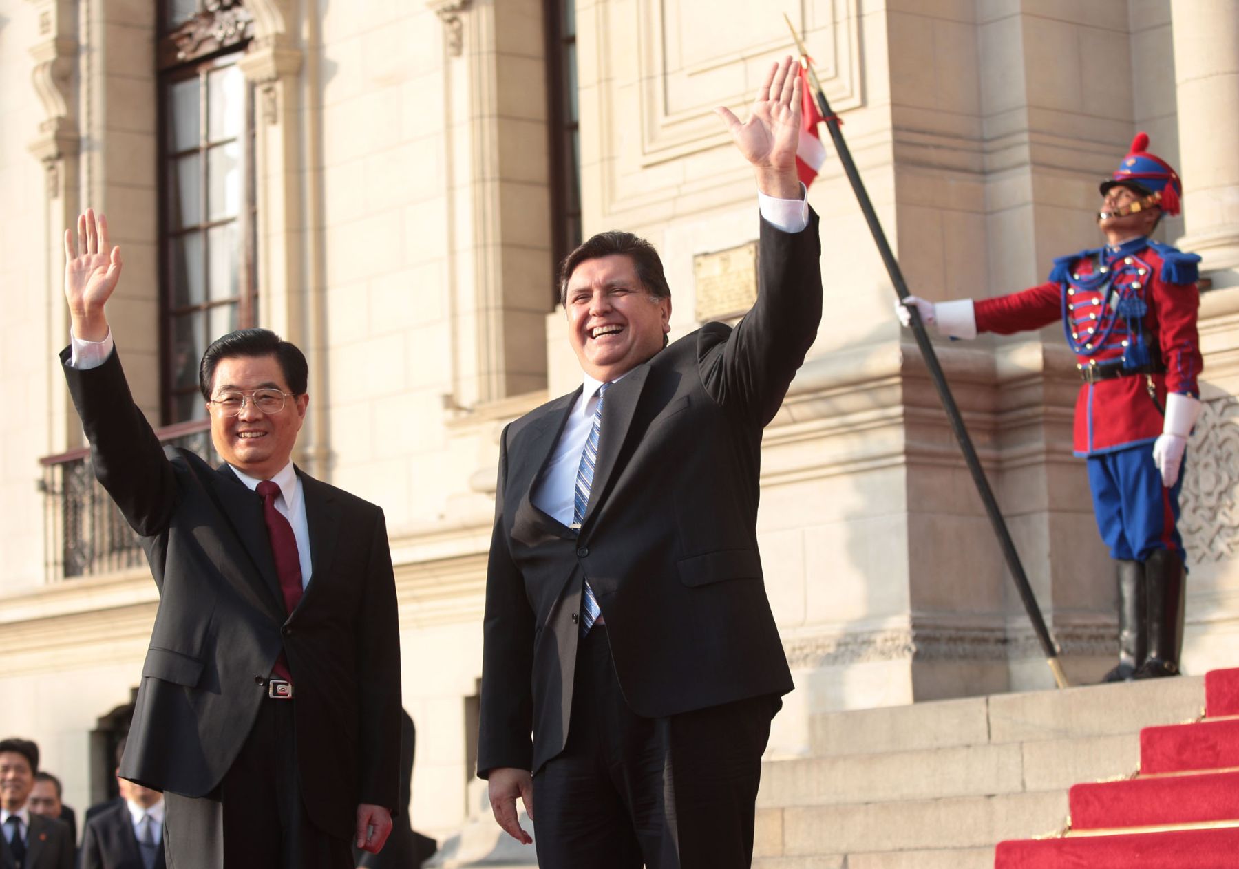 El presidente de la República Popular China, Hu Jintao, es recibido por el presidente Alan García en Palacio de Gobierno. Foto: ANDINA/Carlos Lezama.
