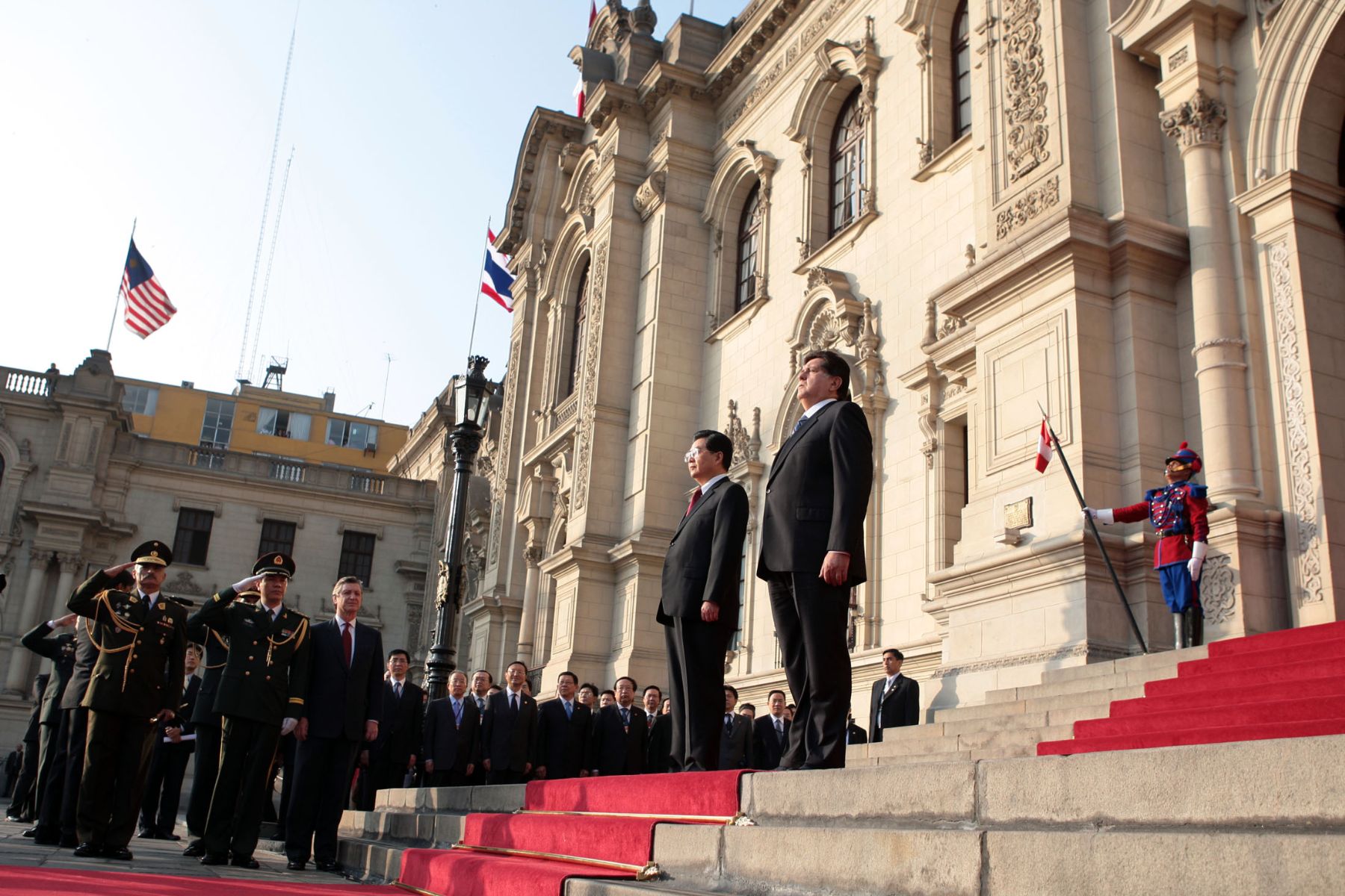El presidente de la República Popular China, Hu Jintao , es recibido por el Presidente Alan Garcia en palacio de Gobierno Foto: ANDINA/Carlos Lezama.