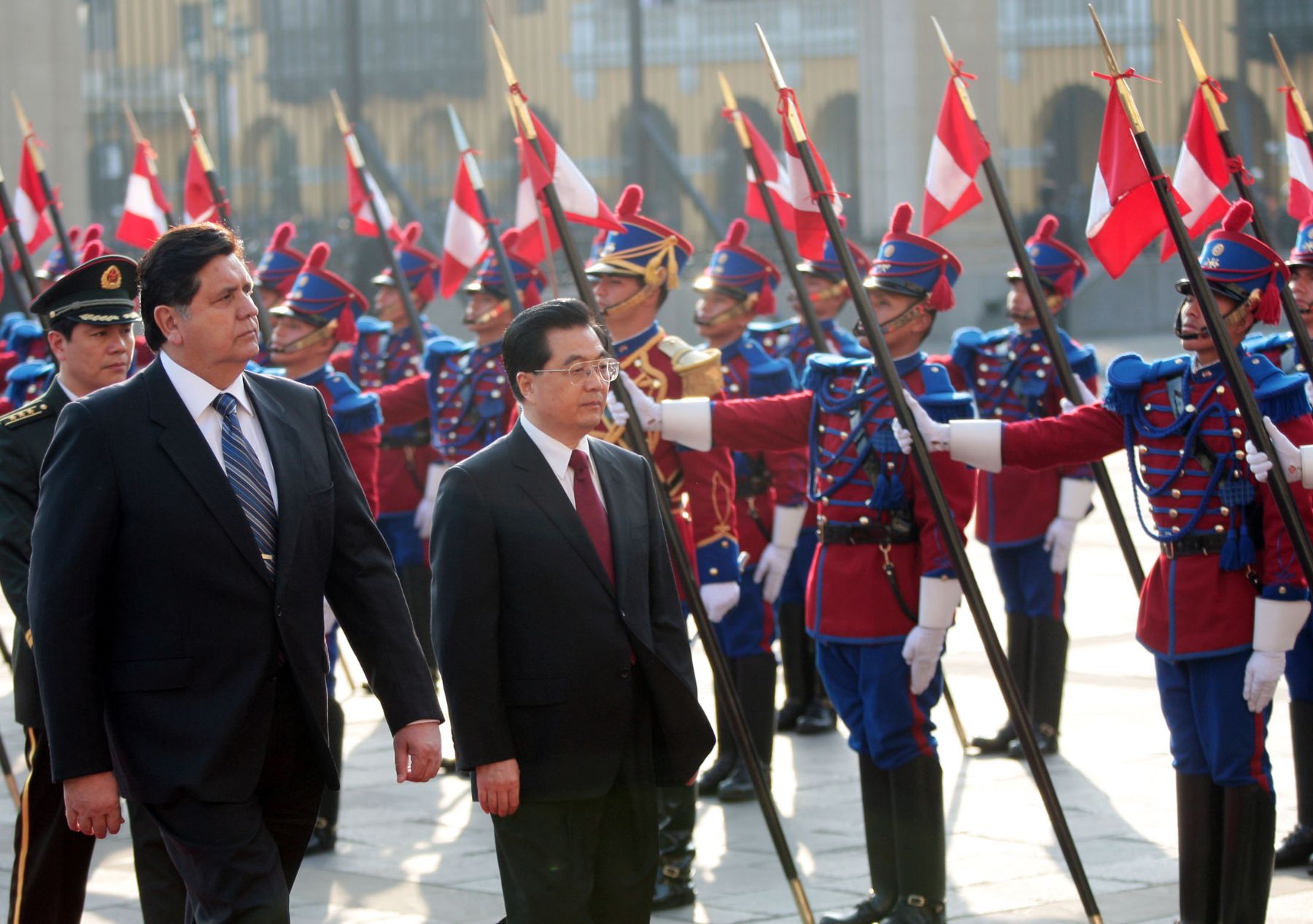 El presidente de la República Popular China, Hu Jintao, es recibido en visita oficial por el jefe del Estado peruano, Alan Garcia en Palacio de Gobierno Foto: ANDINA/Carlos Lezama.