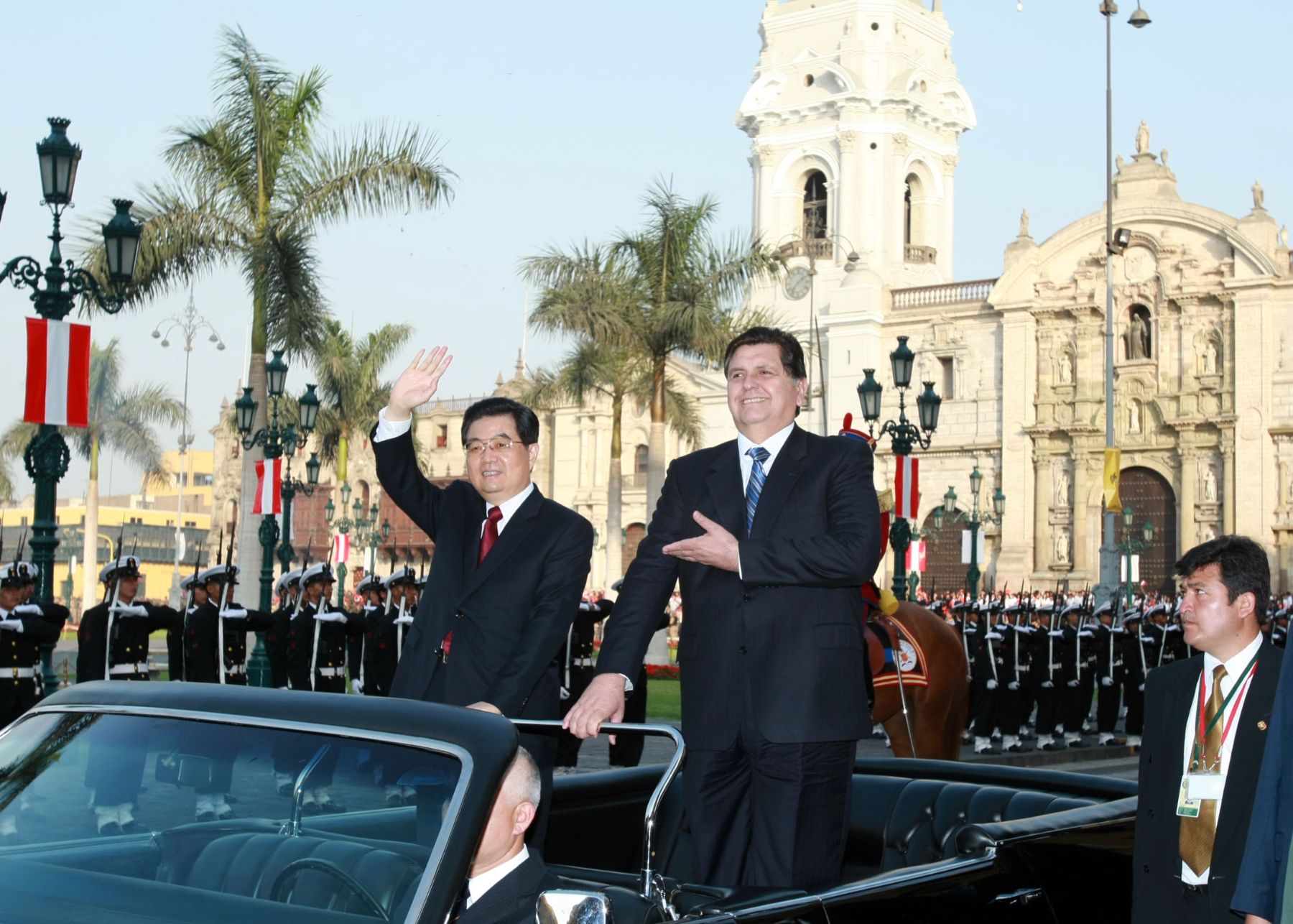 El jefe del Estado Peruano, Alan García y el presidente de la República Popular China, Hu Jintao, recorren la Plaza de Armas en auto descubierto. Foto: ANDINA /Dante Zegarra.