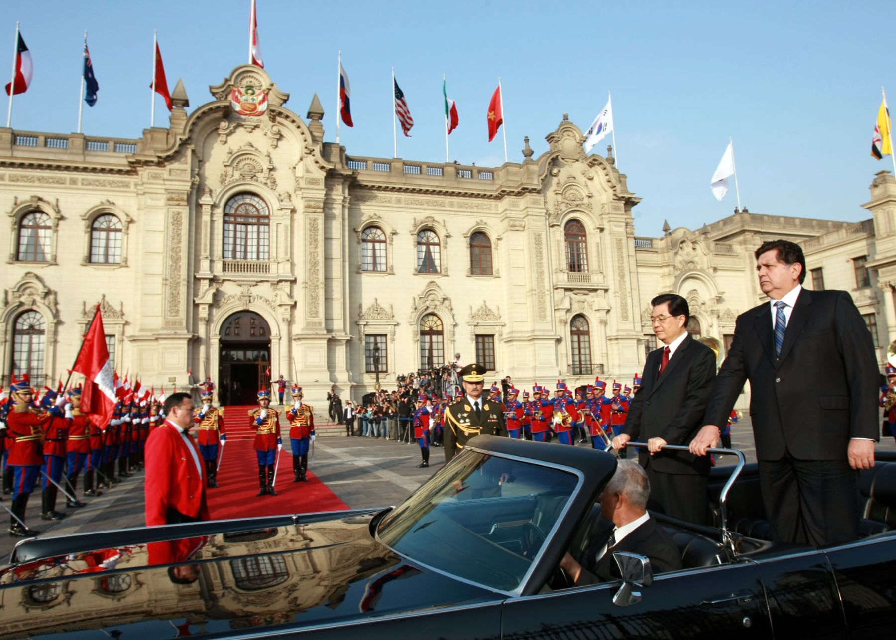 Presidente Alan Garcia recibe al lider de la República Popular China Hu Jintao. Foto: Dante Zegarra.