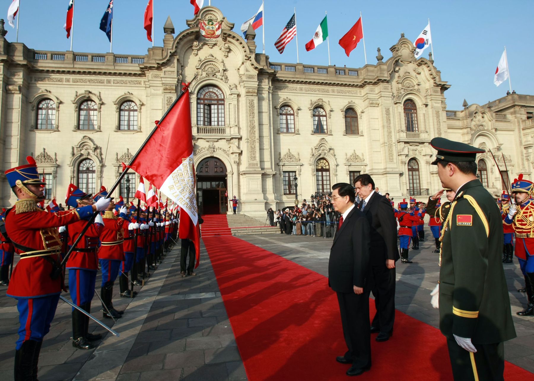 Presidente Alan Garcia, recibe al lider de la República Popular China Hu Jintao. Foto: Dante Zegarra.