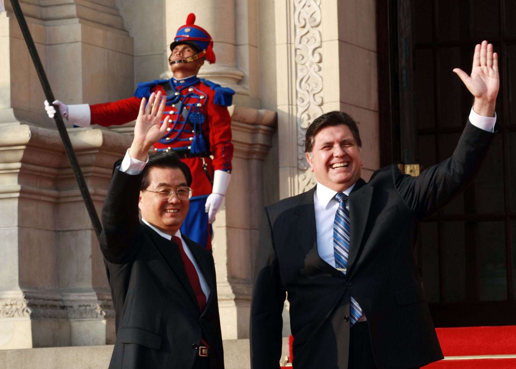 El presidente de la República Popular China, Hu Jintao, es recibido en Palacio de Gobierno por el jefe del Estado peruano, Alan García. Foto: ANDINA/ Dante Zegarra.