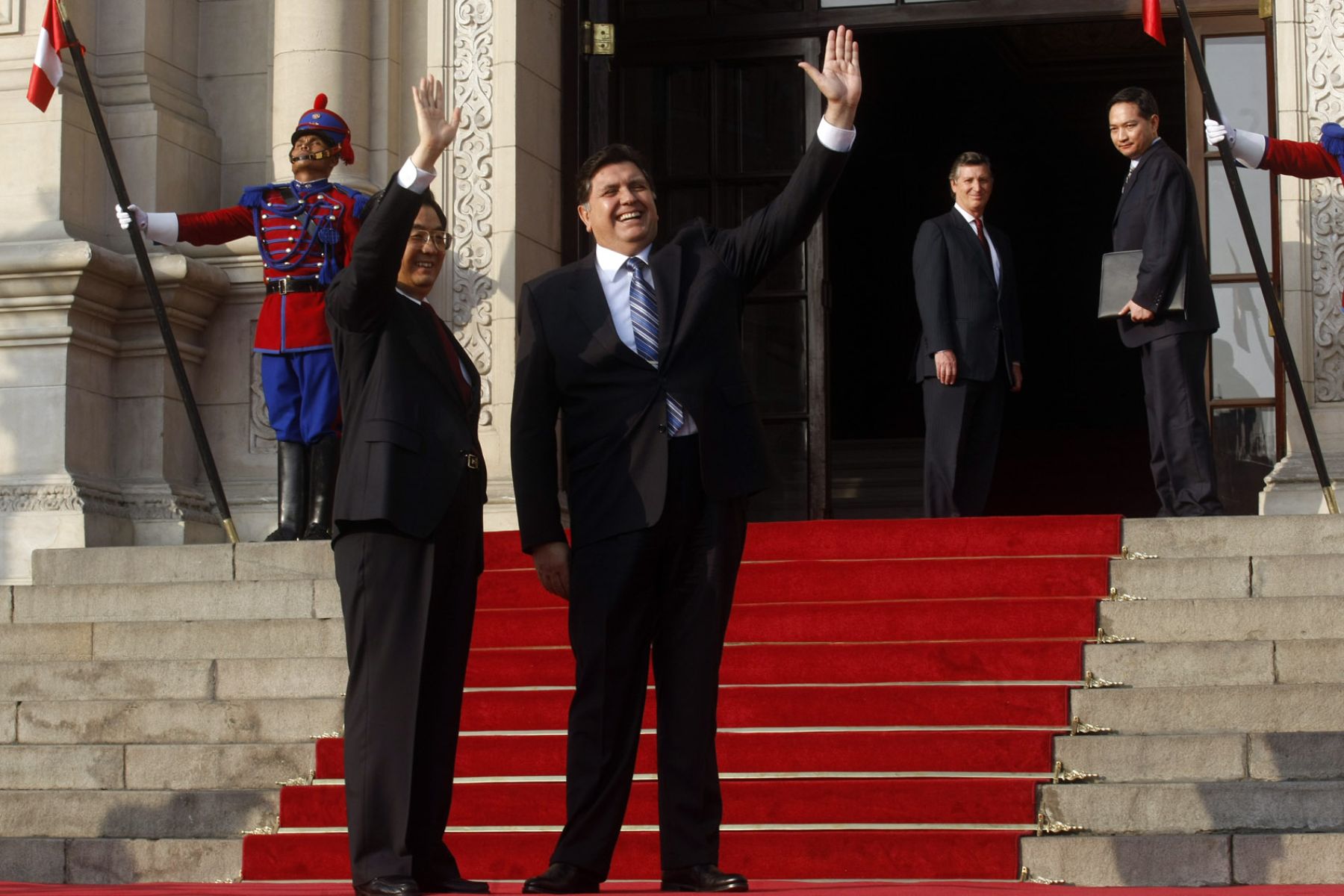 El presidente de la República Popular China, Hu Jintao, es recibido en Palacio de Gobierno por el jefe del Estado peruano, Alan García. Foto: ANDINA / Juan Carlos Guzmán Negrini.