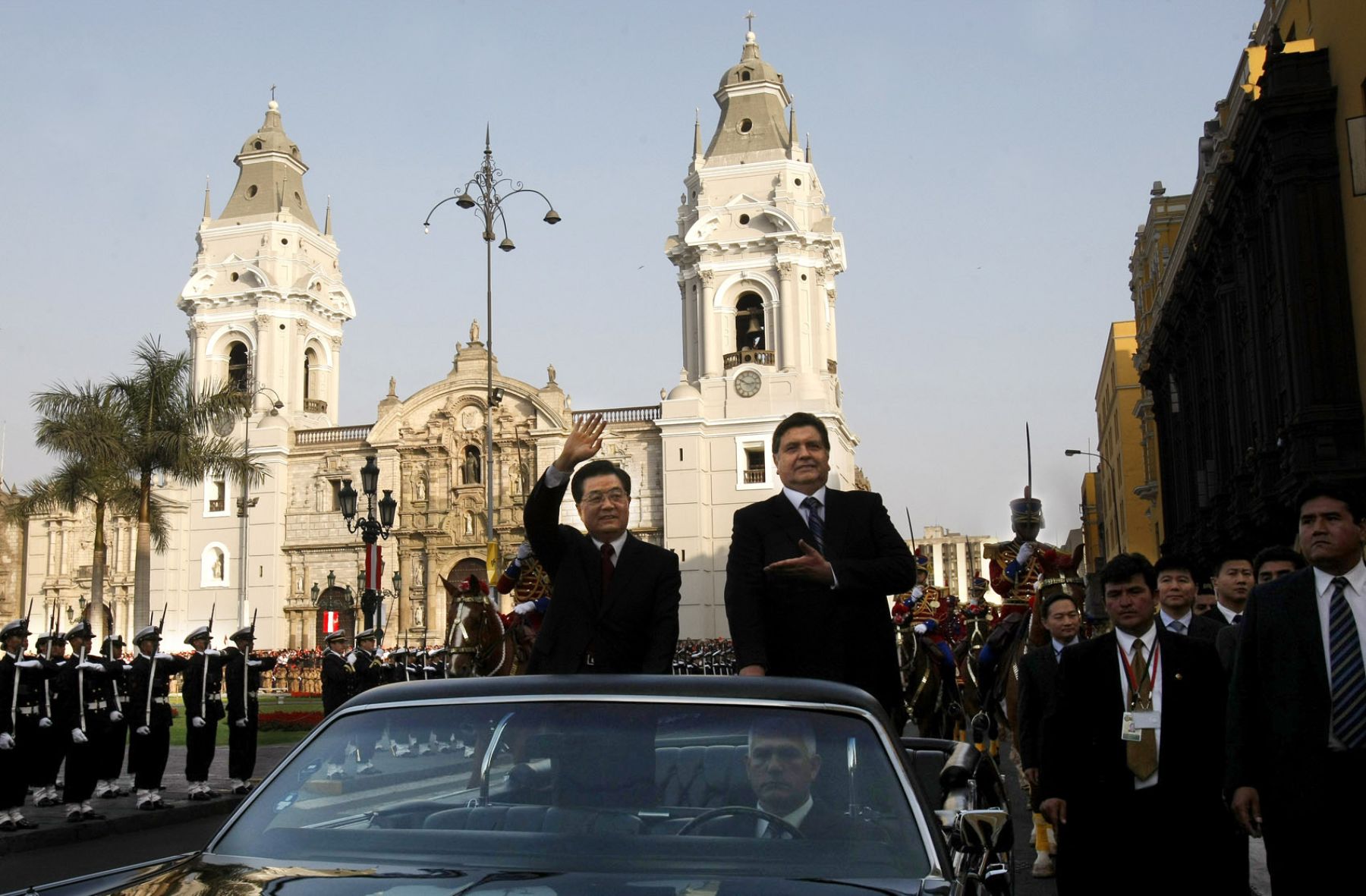 El jefe del Estado Peruano, Alan García y el presidente de la República Popular China, Hu Jintao, recorren la Plaza de Armas en auto descubierto. Foto: ANDINA / Juan Carlos Guzmán Negrini.