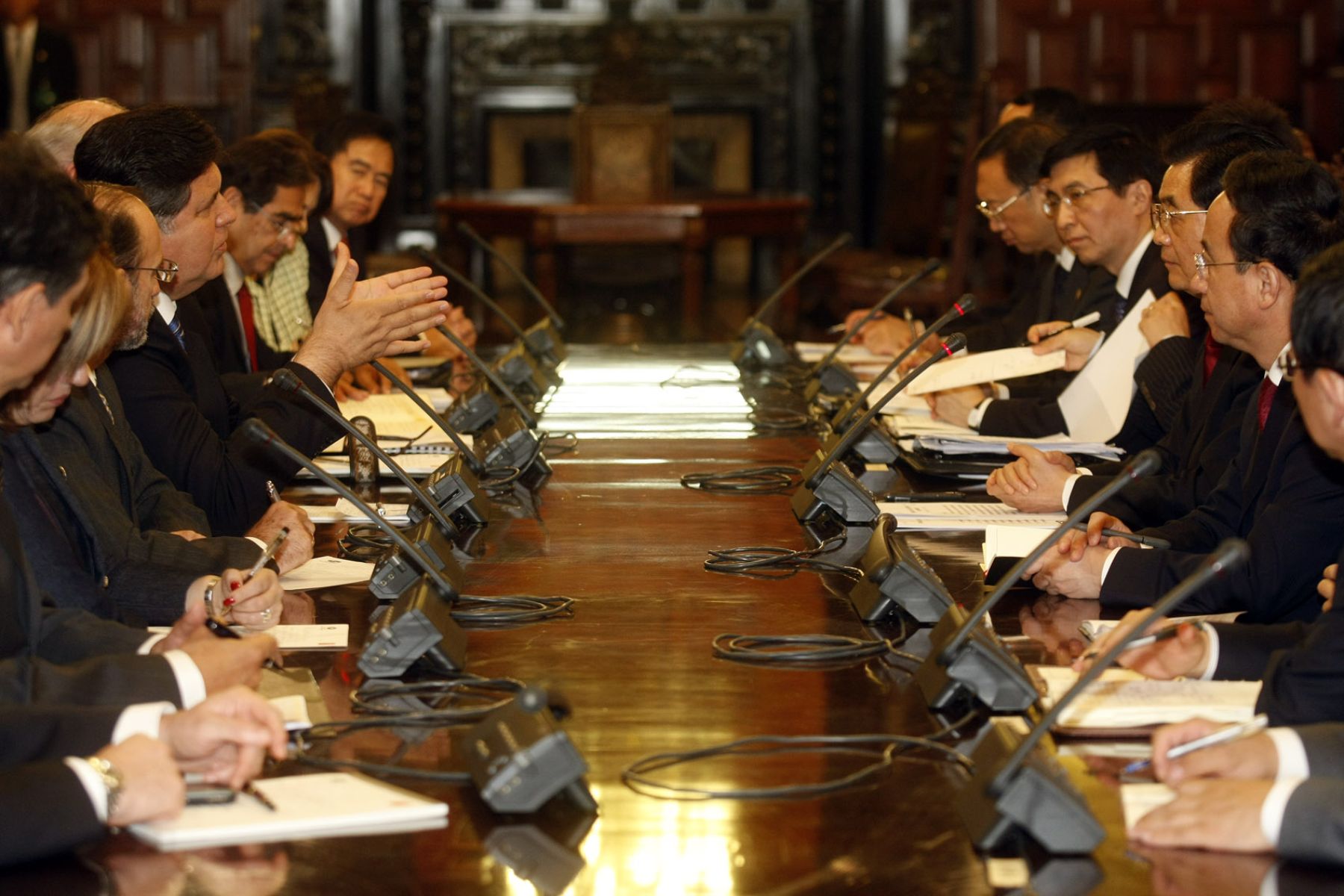 Reunión de trabajo presidido por el Presidente del Perú, Alan Garcìa Pérez, y su homólogo de China, Hu Jintao. Foto: ANDINA / Juan Carlos Guzmán Negrini.
