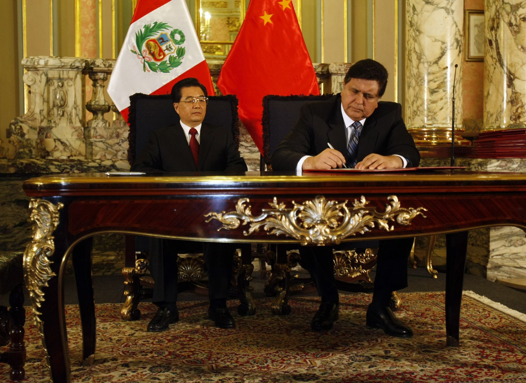 El presidente Alan García junto a su homólogo de China, Hu Jintau,  suscribieron diversos acuerdos en Palacio de Gobierno. Foto: ANDINA/ Juan Carlos Guzmán Negrini.