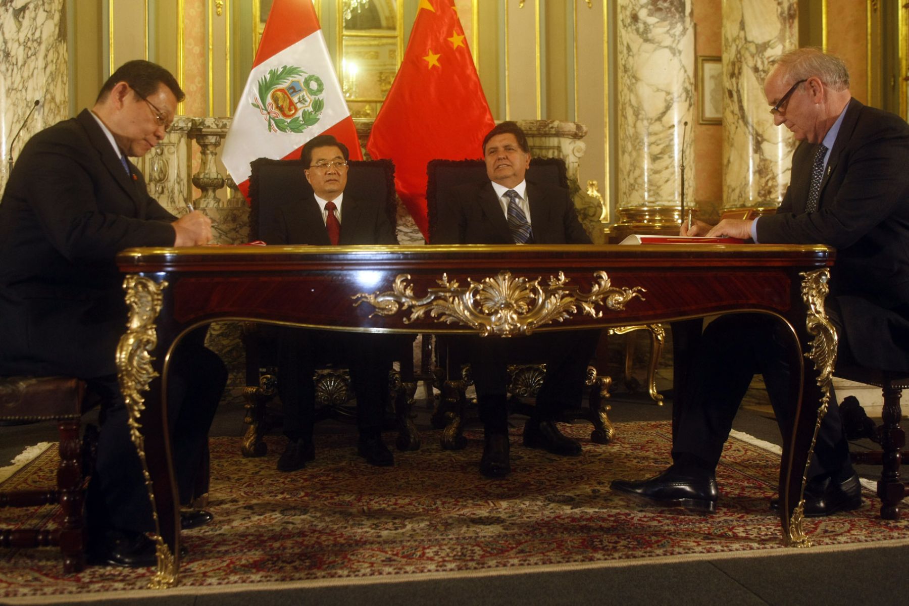 El presidente Alan García y su homólogo de China, Hu Jintao, presencian firma de 11 convenios bilaterales, en el Salón Dorado de Palacio de Gobierno de Lima . Foto: ANDINA/ Juan Carlos  Guzmnàn