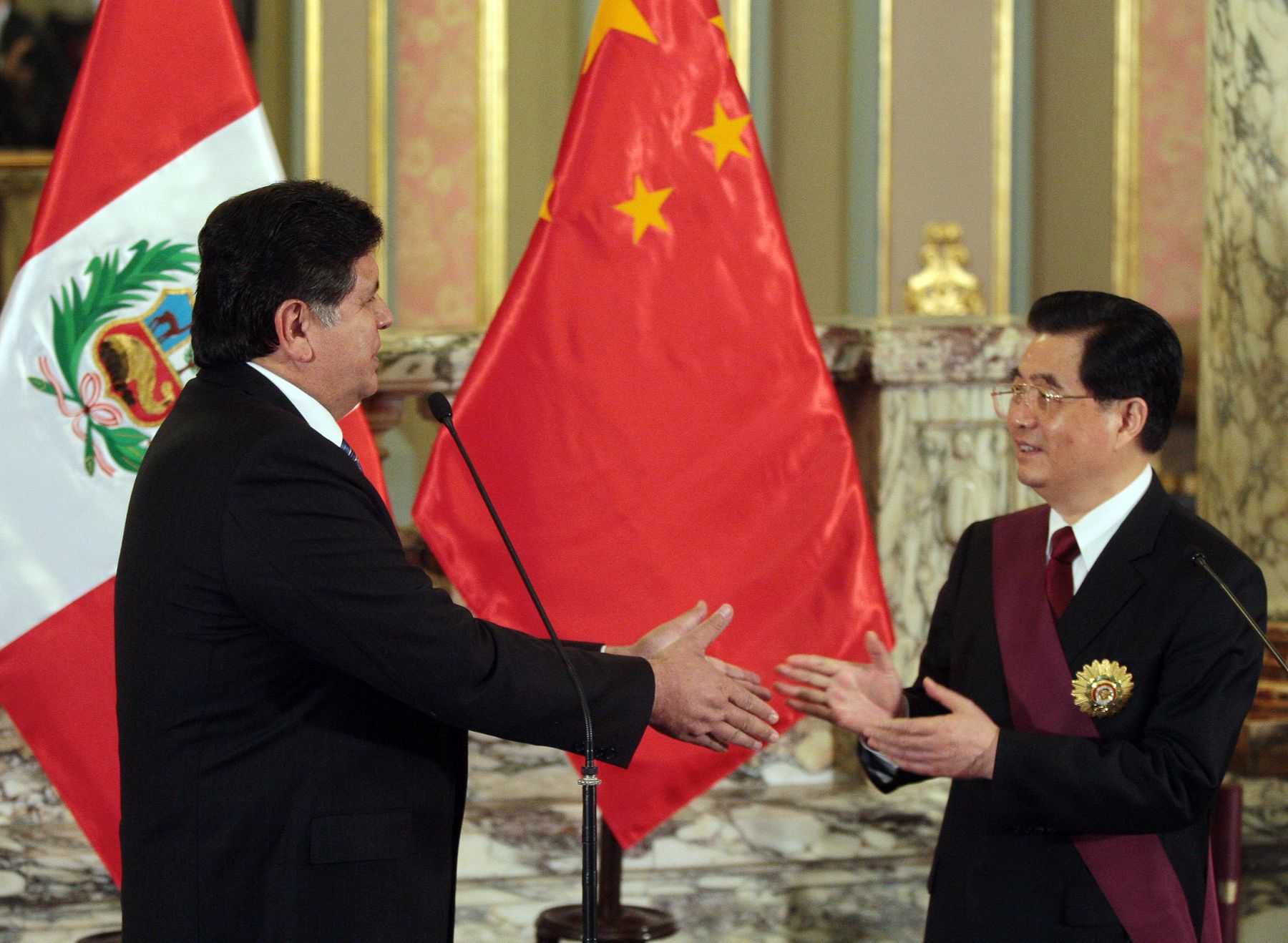 El presidente Alan García condecoró a su homólogo de China, Hun Jintau, con la Orden del Sol en el Grado de Gran Cruz, en el Salón Dorado de palacio de Gobierno. Foto: ANDINA/ Carlos Lezama.
